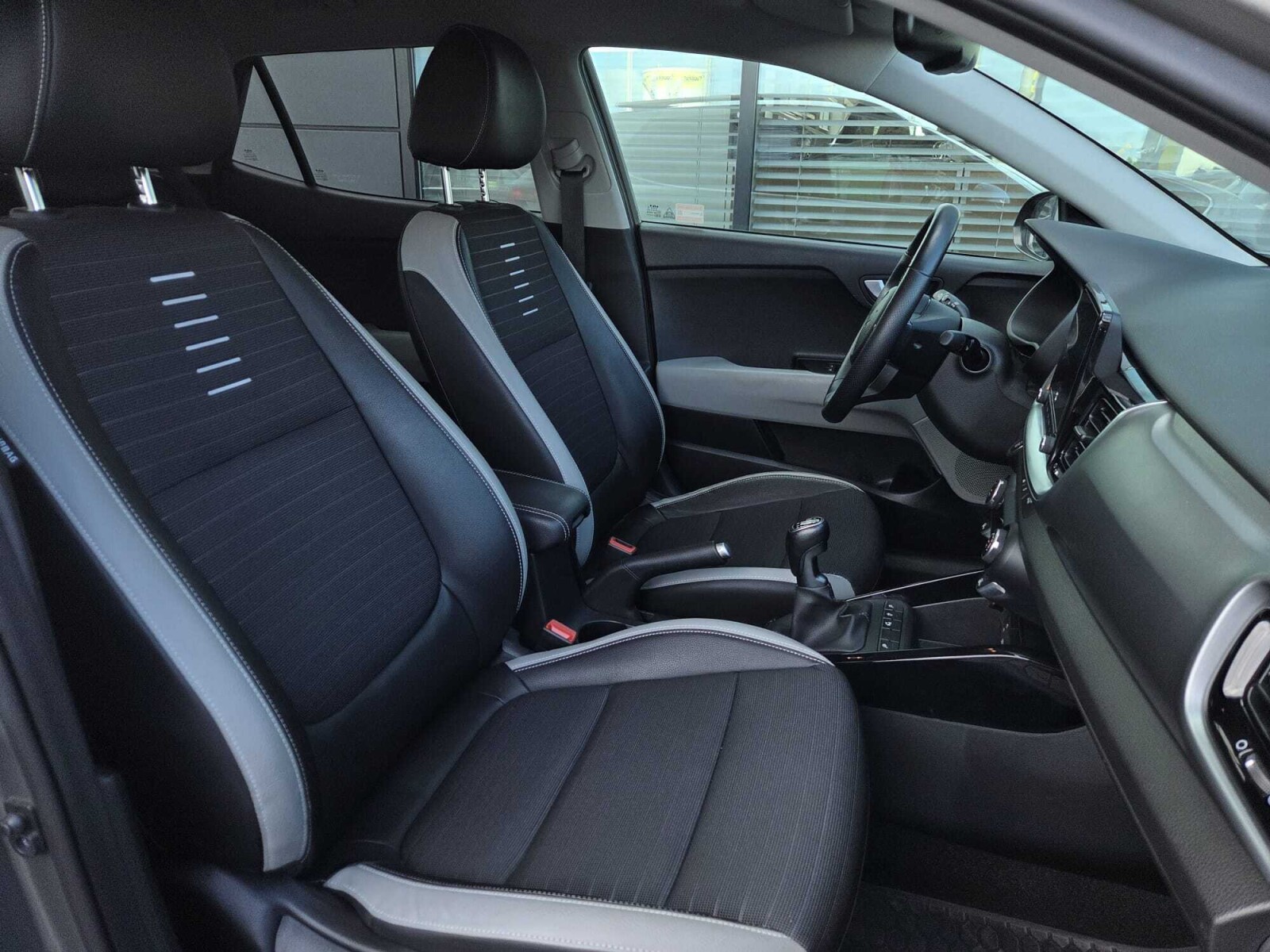 Kia Stonic - zdjęcie 23