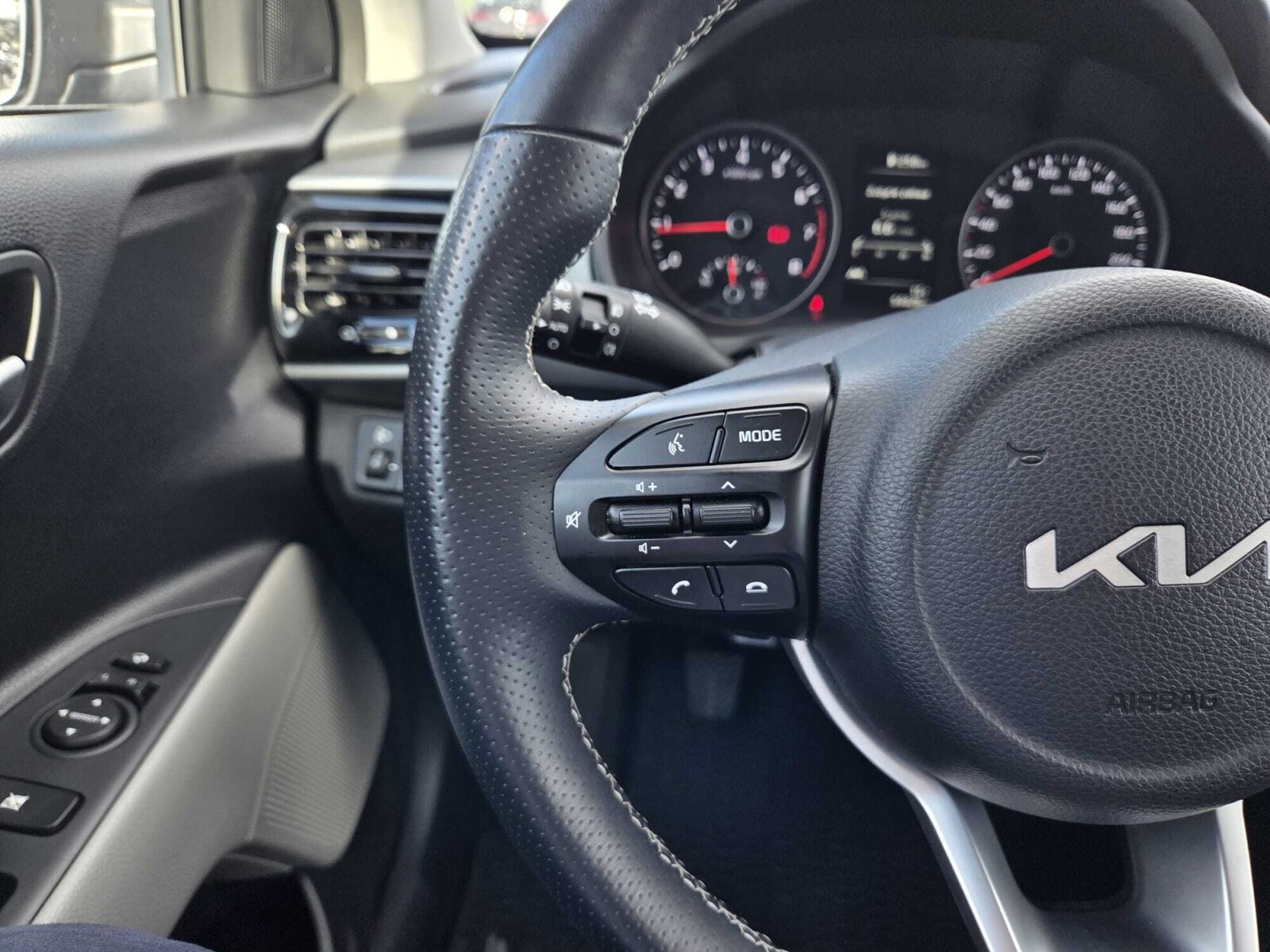 Kia Stonic - zdjęcie 15