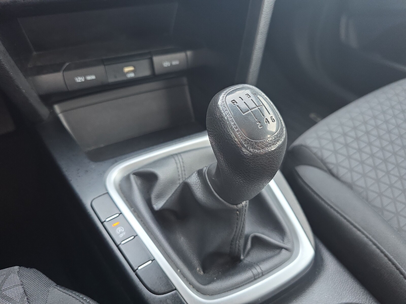 Kia Ceed - zdjęcie 24