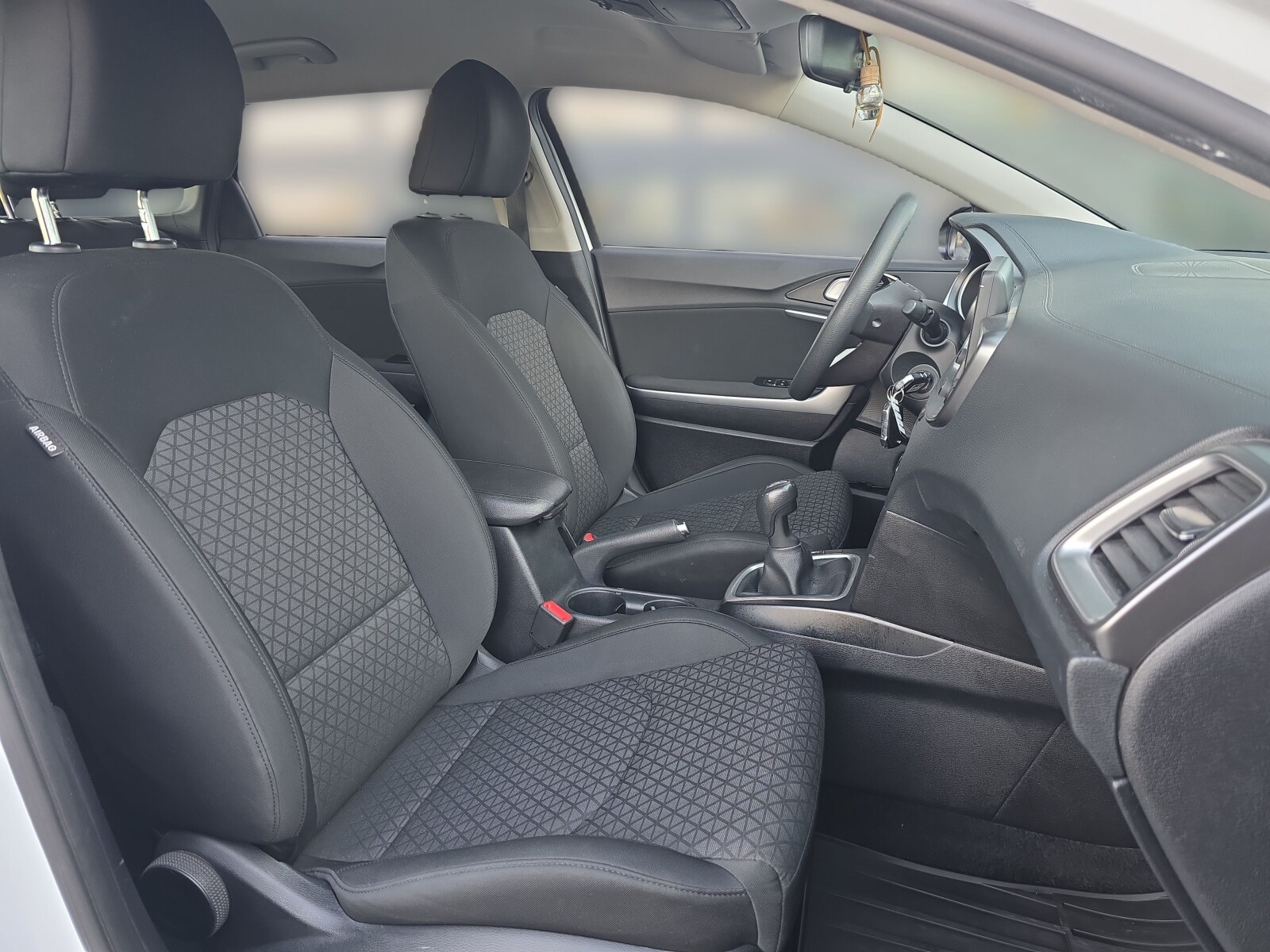 Kia Ceed - zdjęcie 25