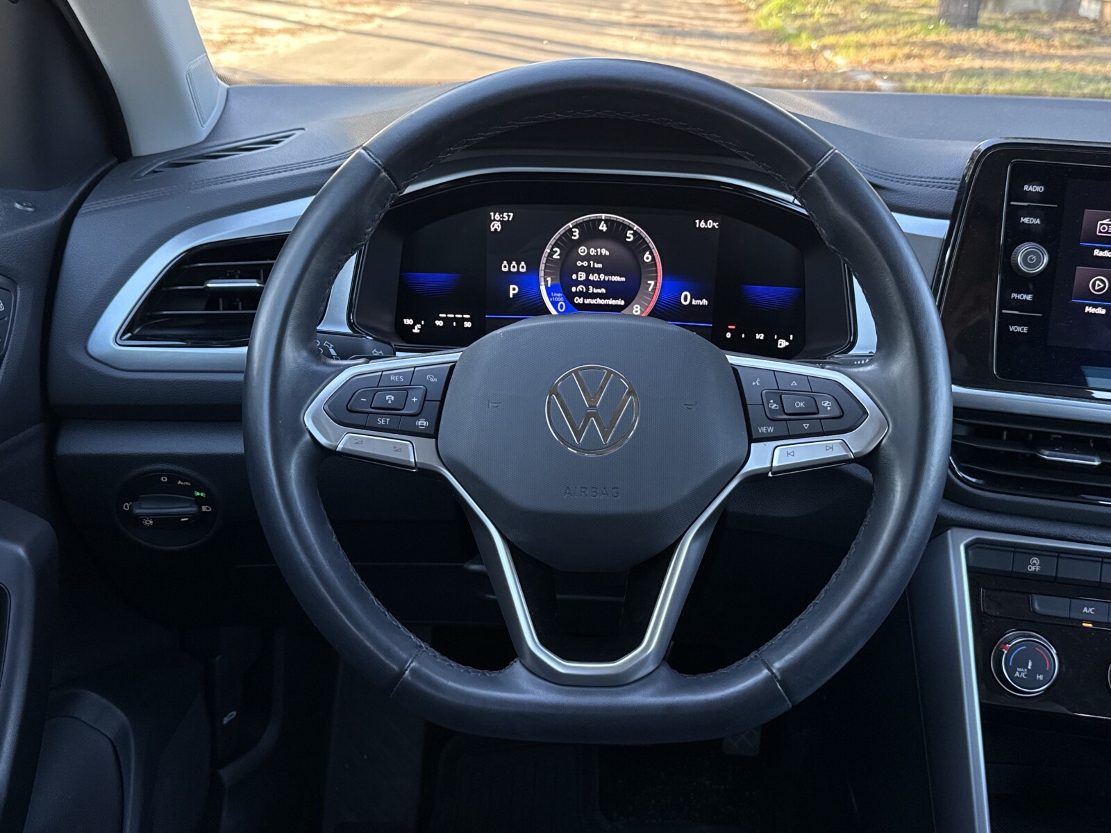 Volkswagen T-Roc - zdjęcie 14