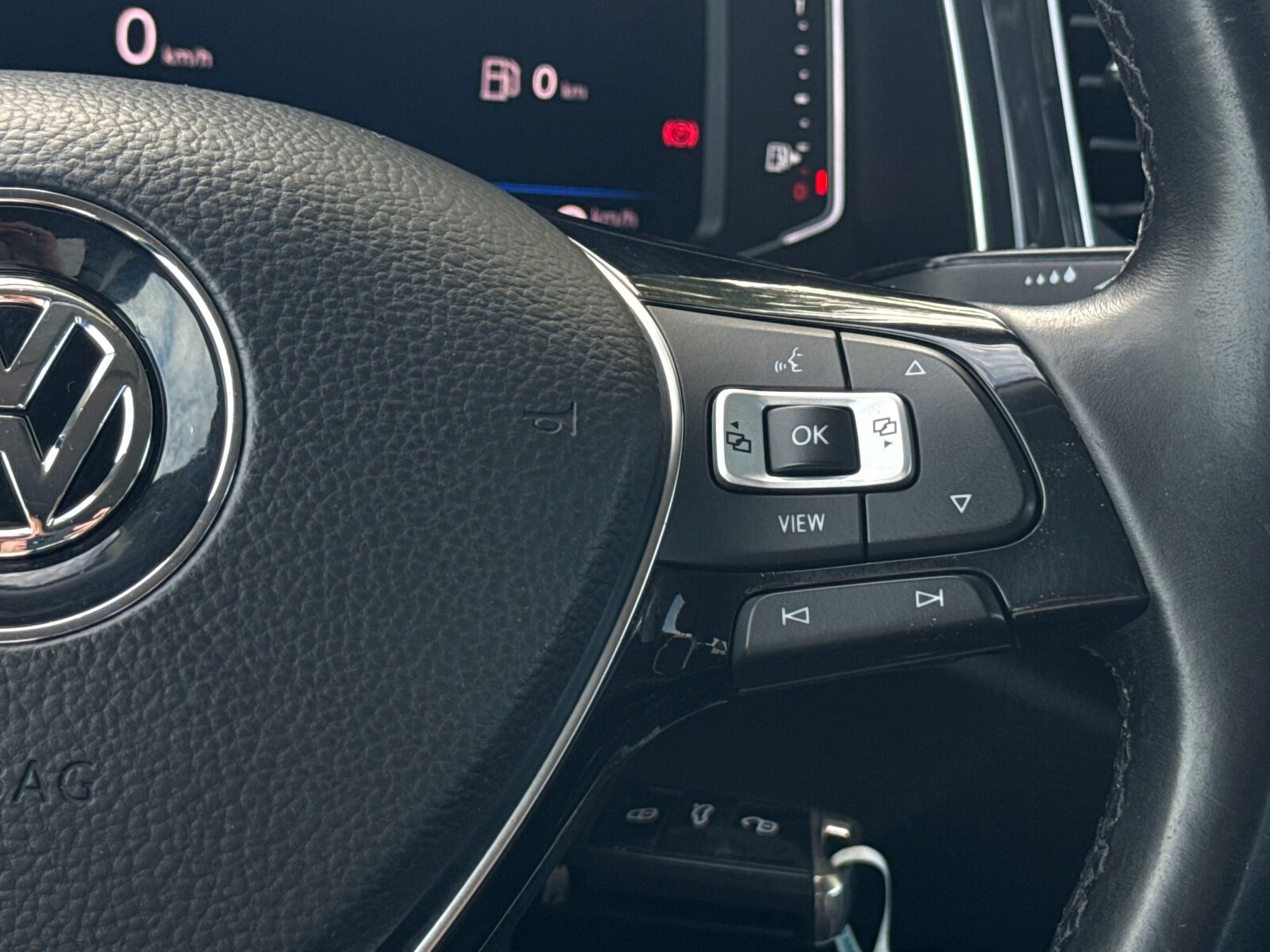 Volkswagen T-Roc - zdjęcie 16