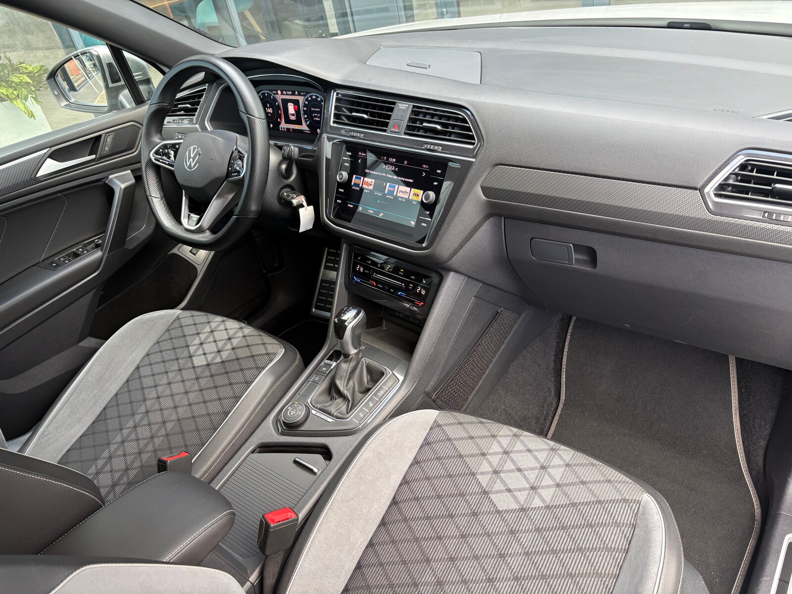 Volkswagen Tiguan - zdjęcie 18