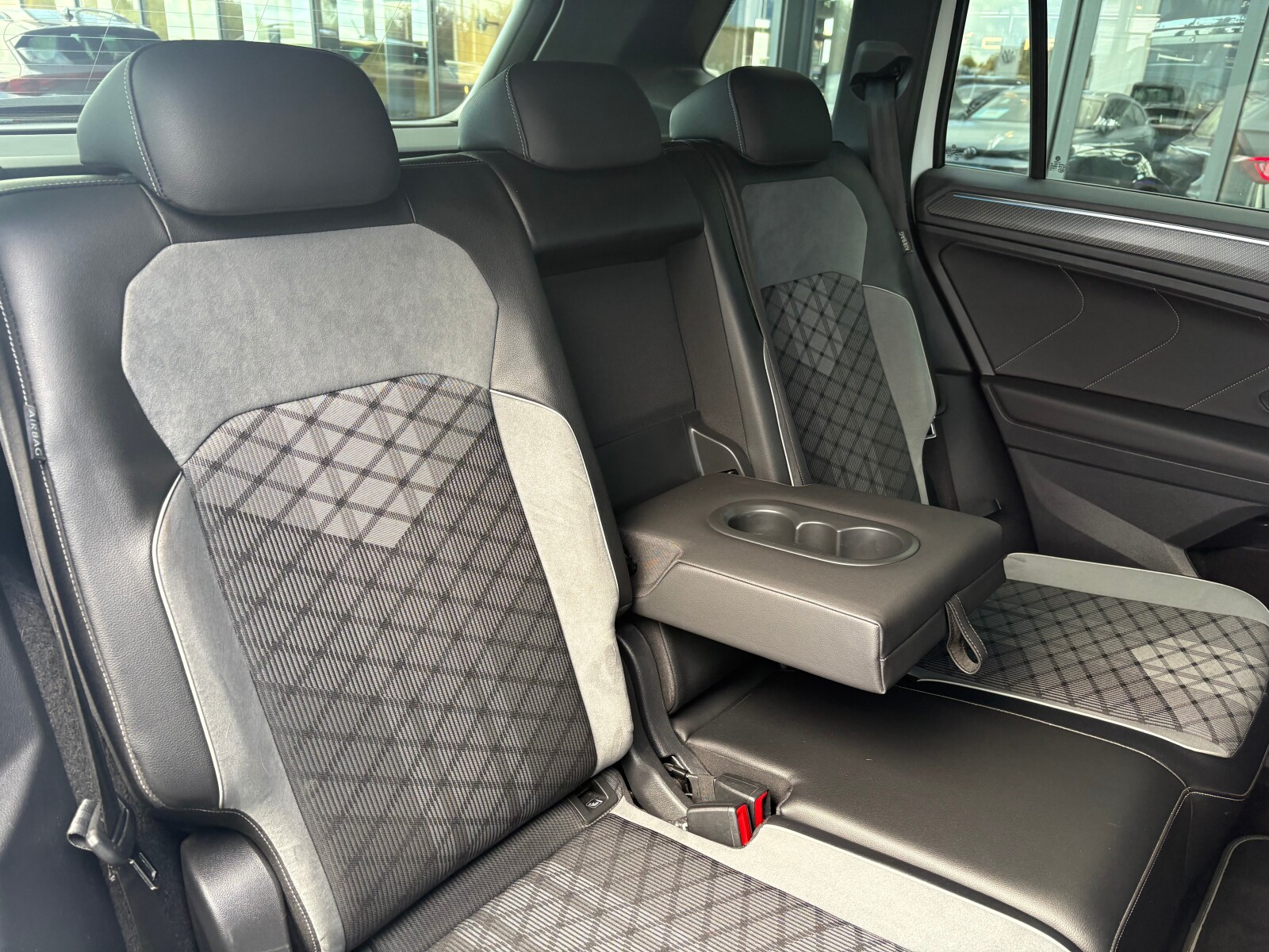 Volkswagen Tiguan - zdjęcie 17