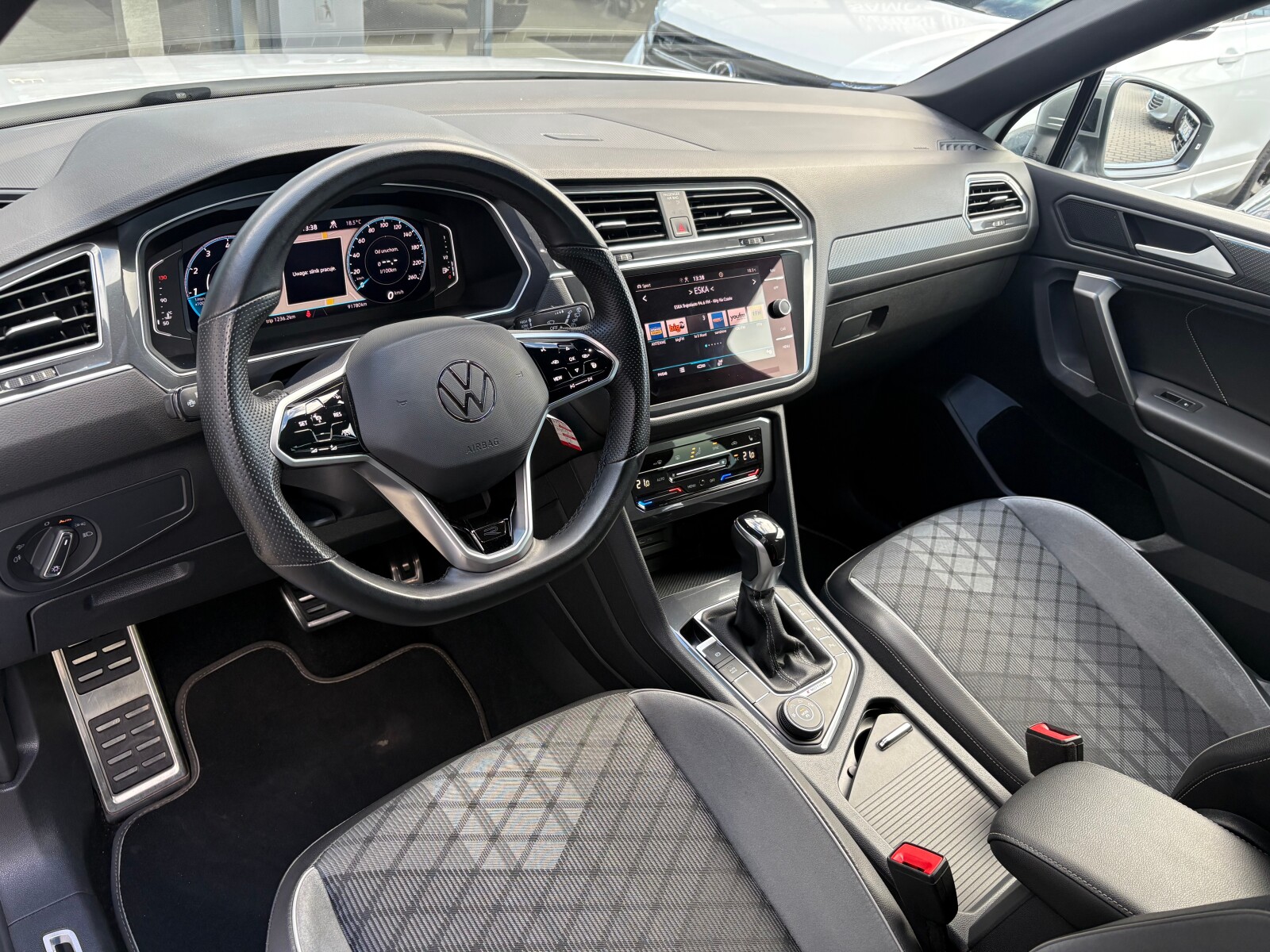Volkswagen Tiguan - zdjęcie 14