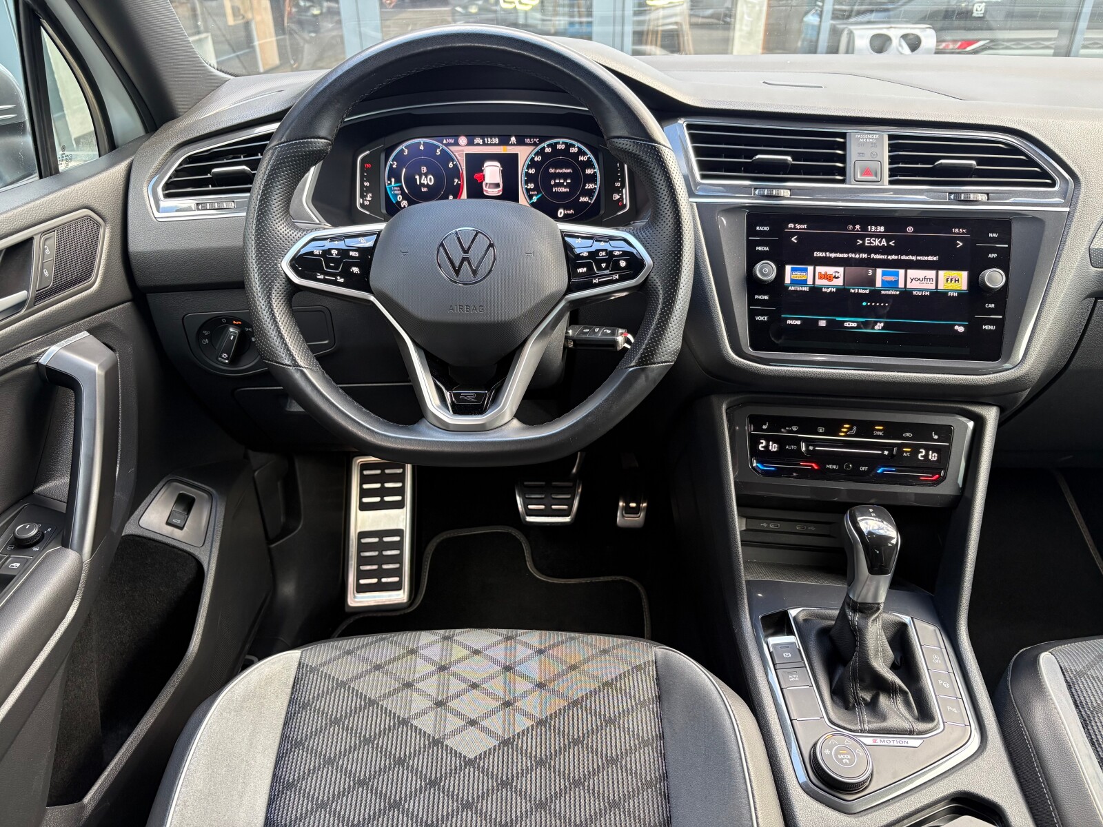 Volkswagen Tiguan - zdjęcie 13