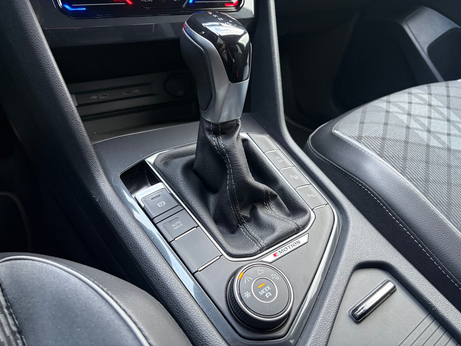 Volkswagen Tiguan - zdjęcie 29