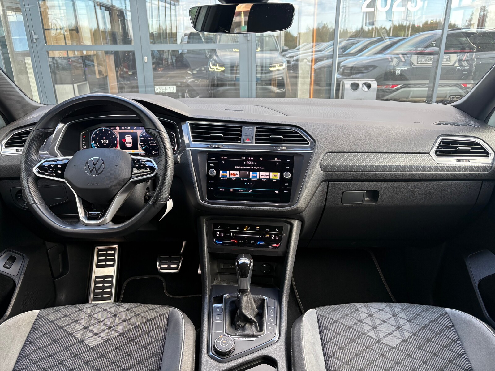 Volkswagen Tiguan - zdjęcie 12