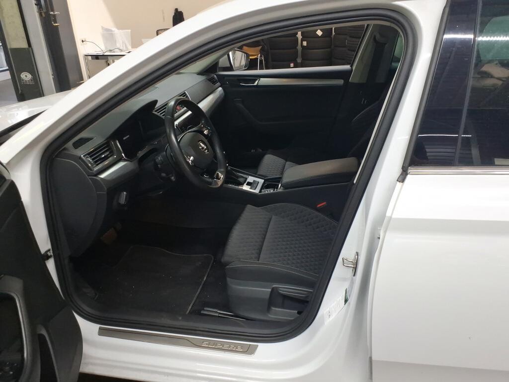 Škoda Superb Combi - zdjęcie 4