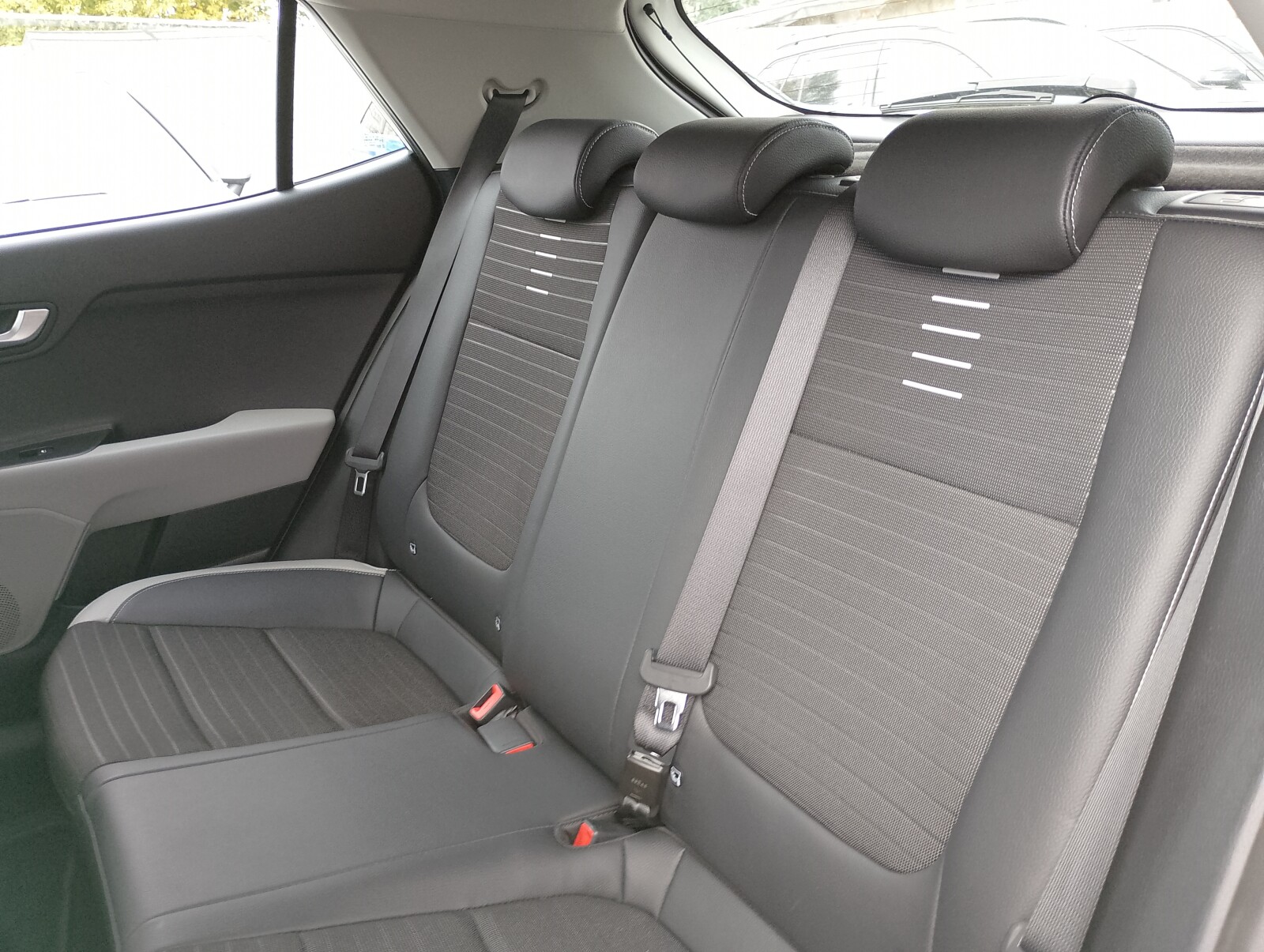 Kia Stonic - zdjęcie 12