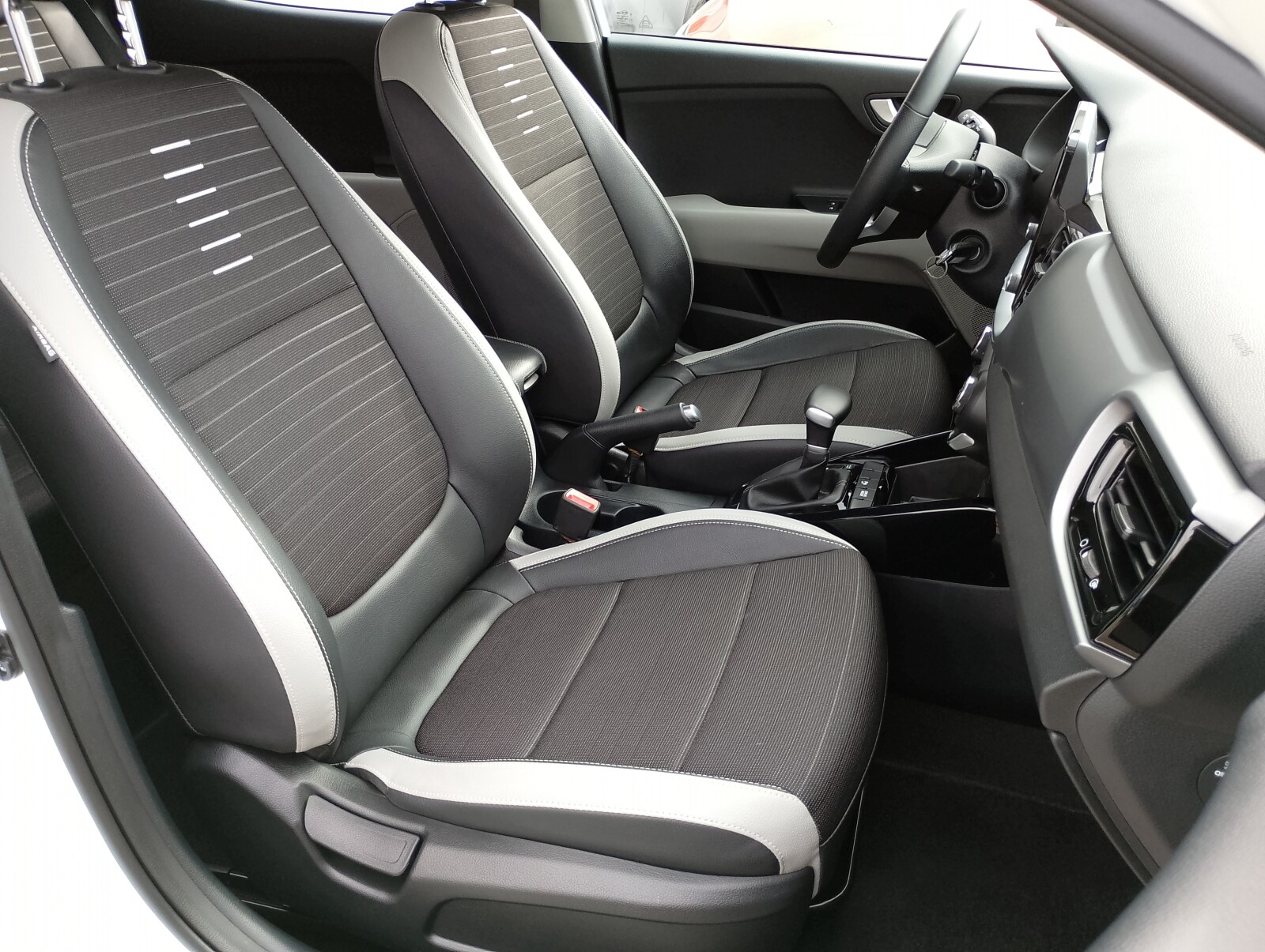Kia Stonic - zdjęcie 13