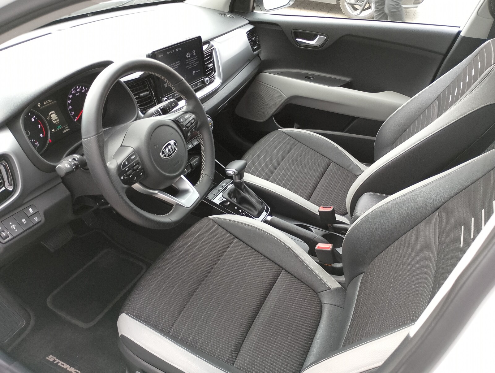 Kia Stonic - zdjęcie 15
