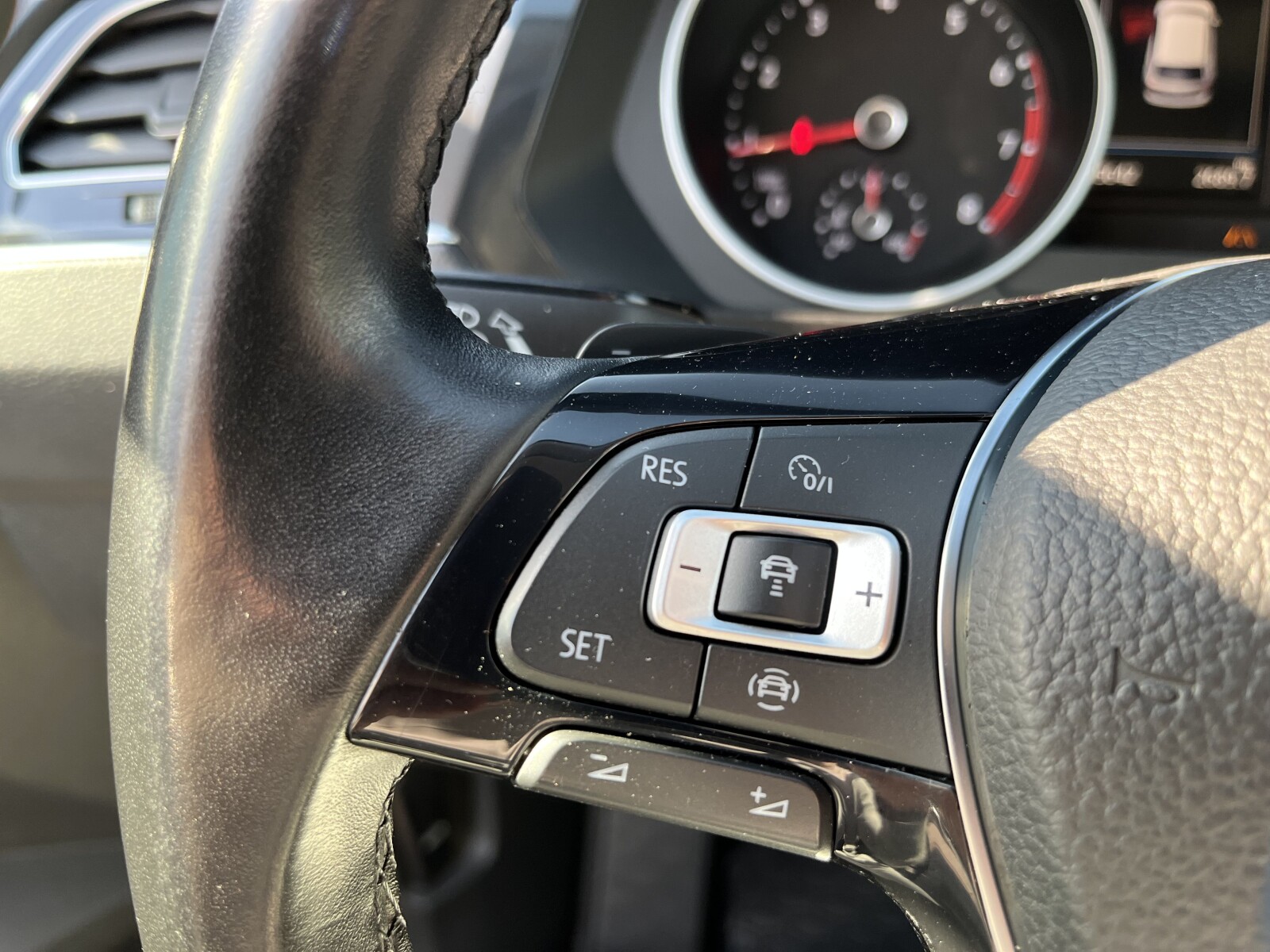 Volkswagen Tiguan - zdjęcie 22