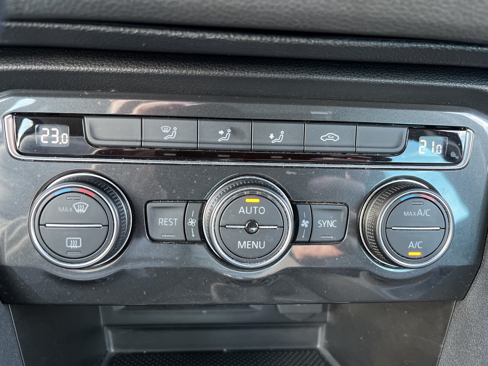 Volkswagen Tiguan - zdjęcie 26