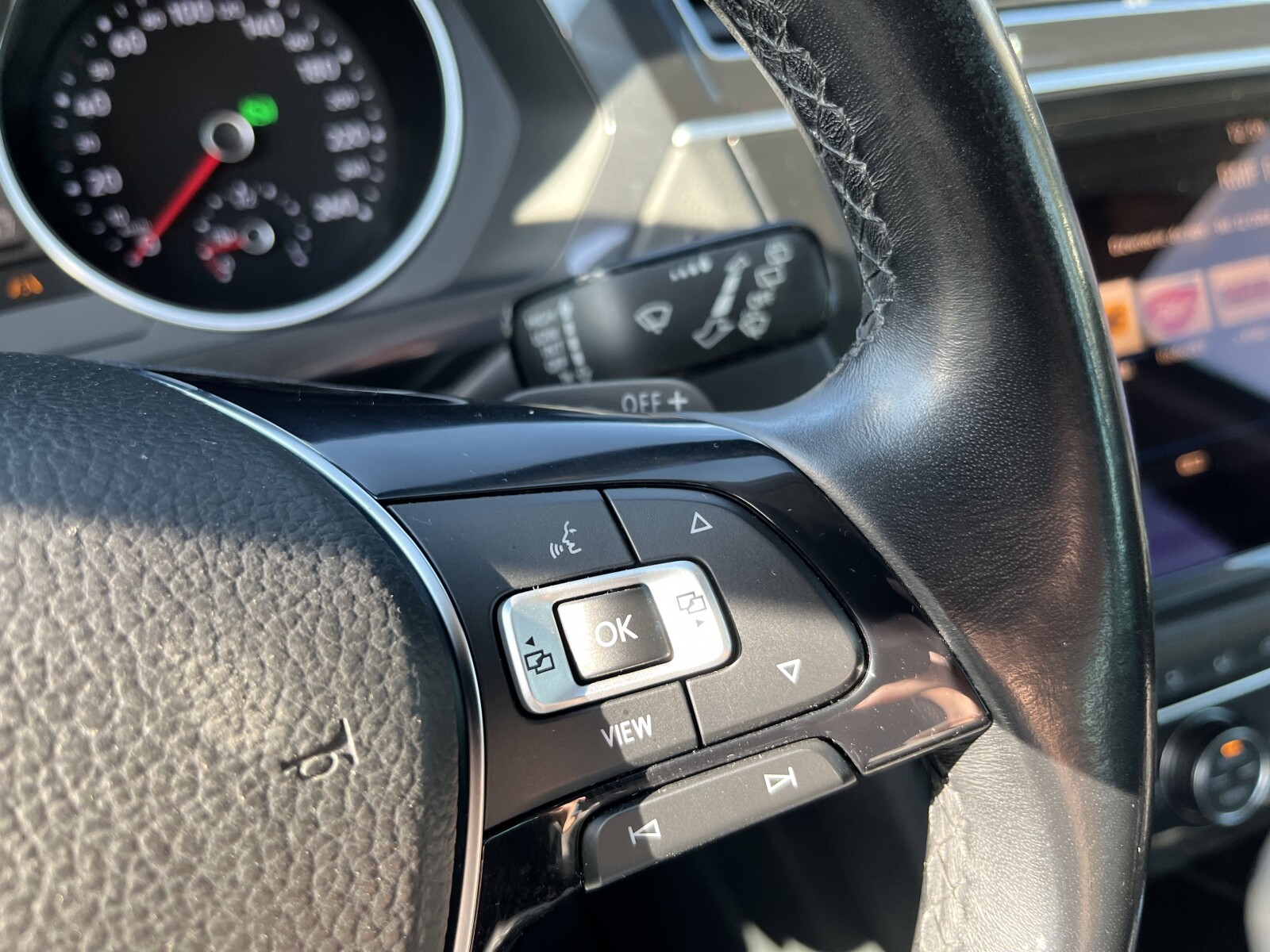 Volkswagen Tiguan - zdjęcie 23