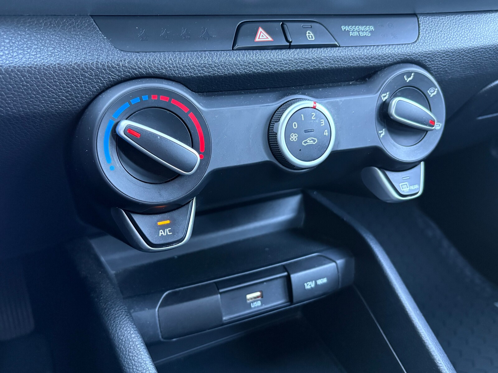 Kia Stonic - zdjęcie 23