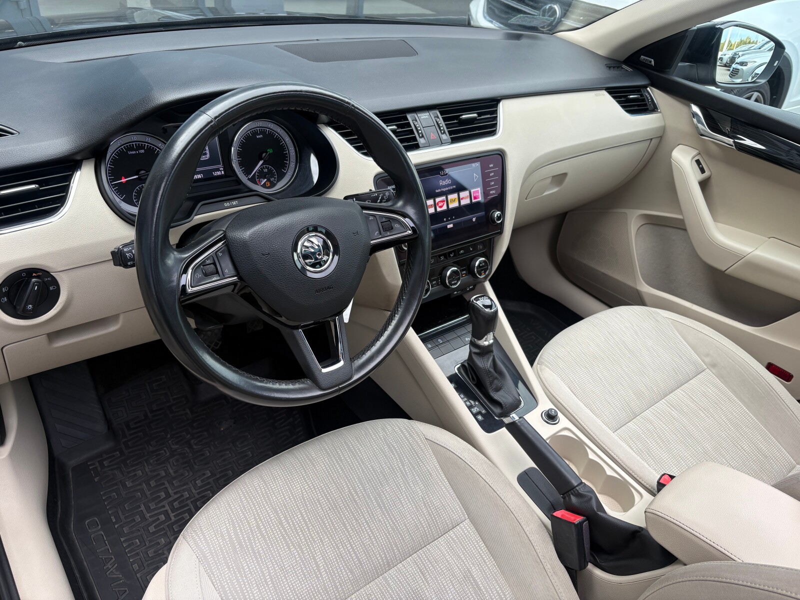 Škoda Octavia Combi - zdjęcie 11