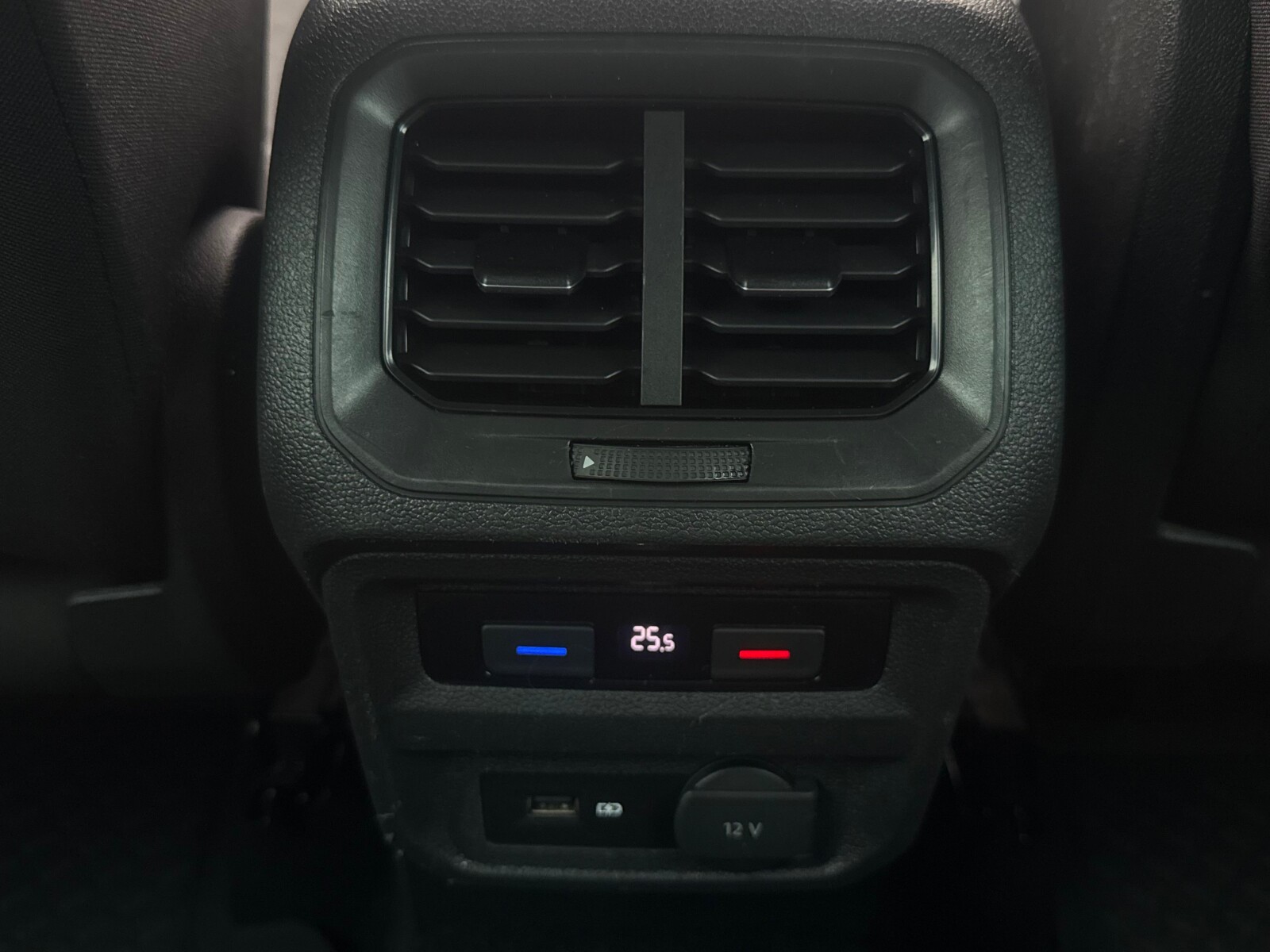 Volkswagen Tiguan - zdjęcie 33