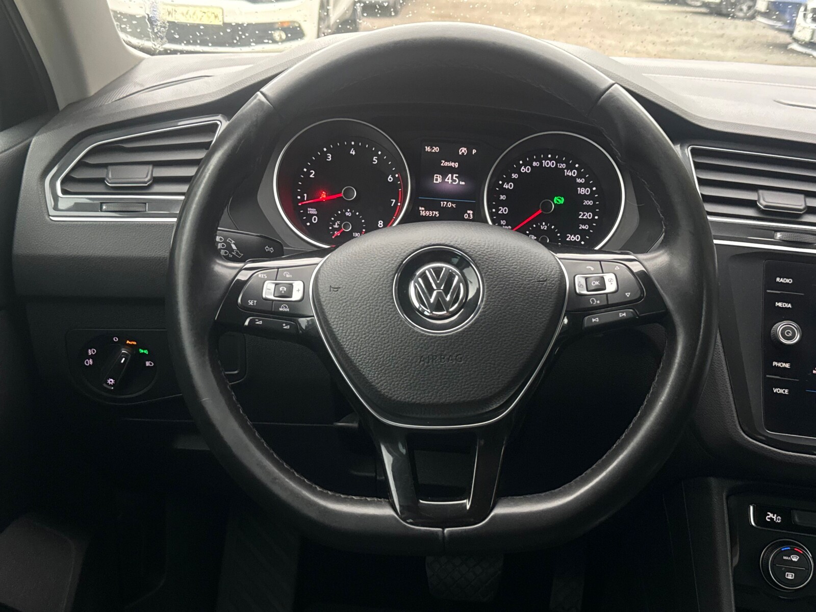 Volkswagen Tiguan - zdjęcie 14