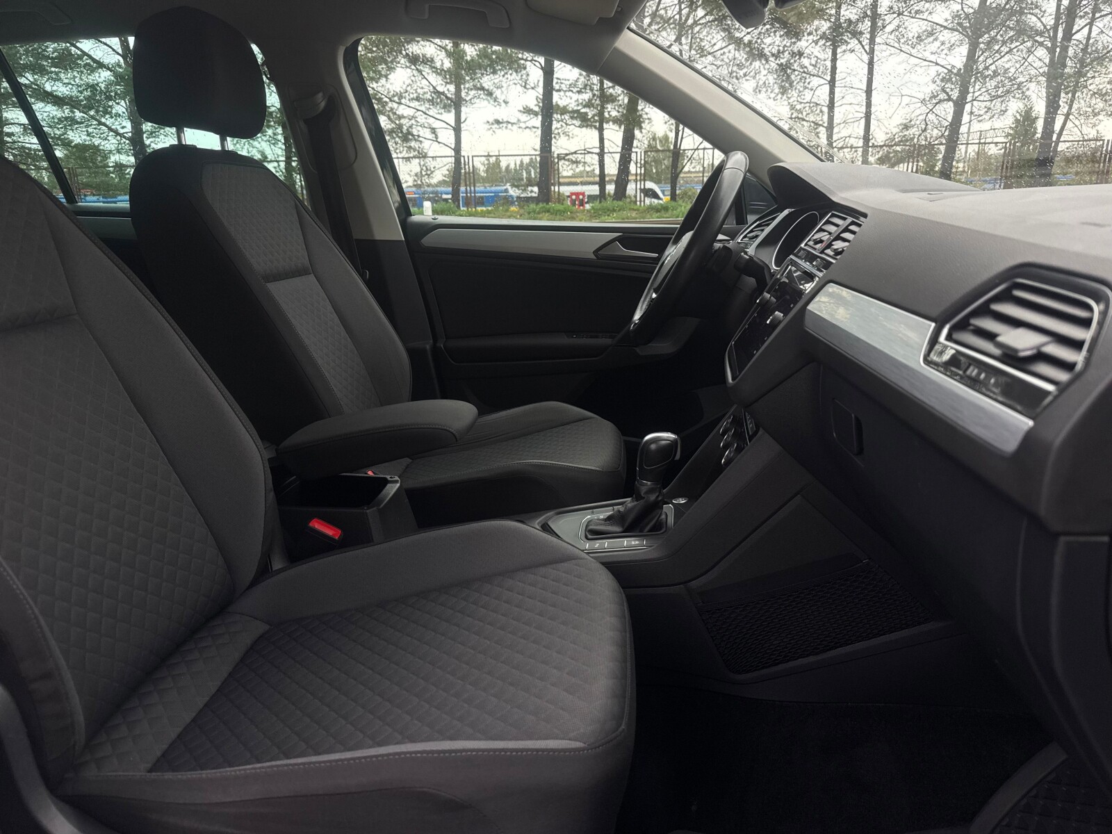 Volkswagen Tiguan - zdjęcie 12