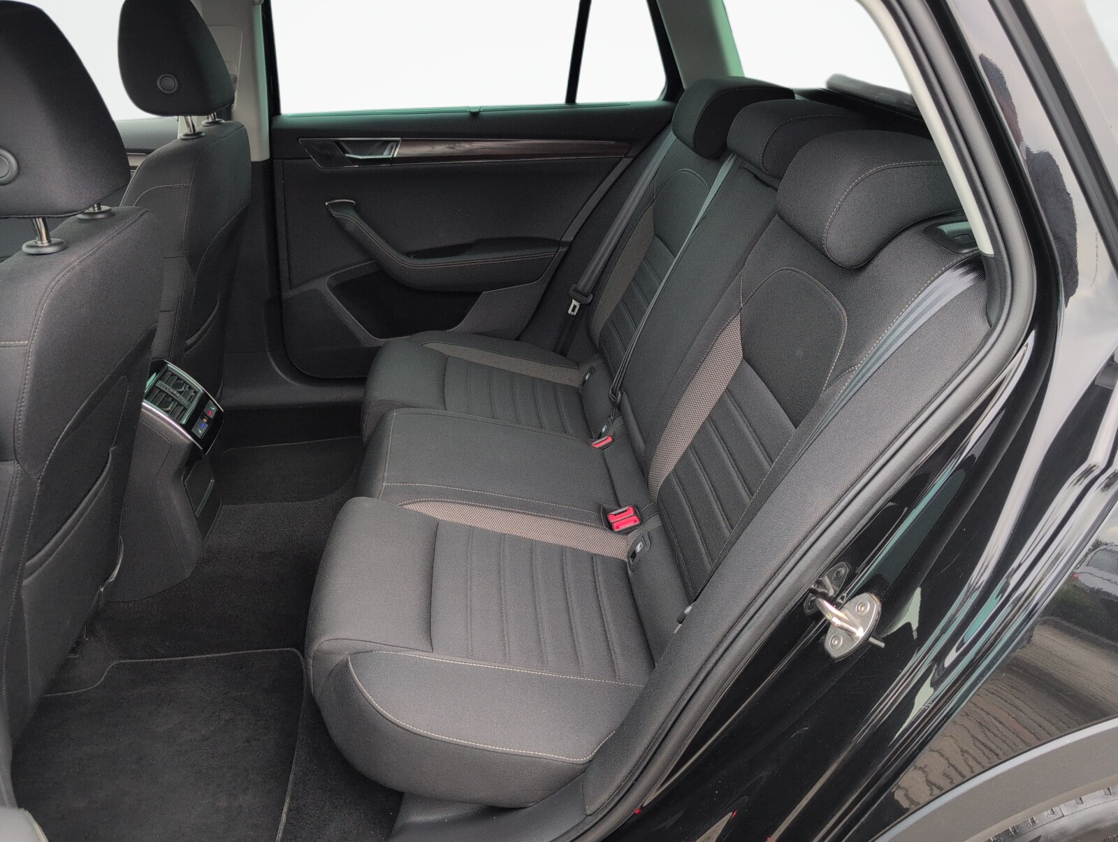Škoda Superb Combi - zdjęcie 13