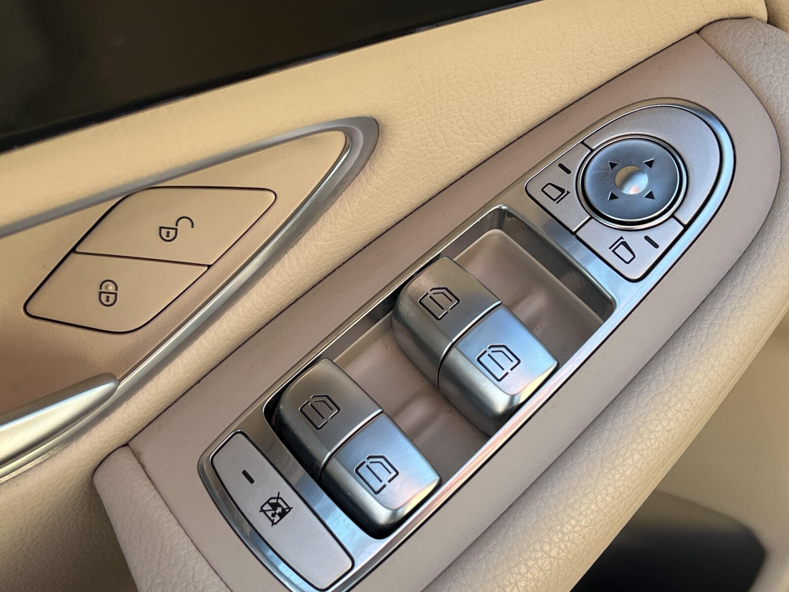 Mercedes-Benz GLC 300 - zdjęcie 19