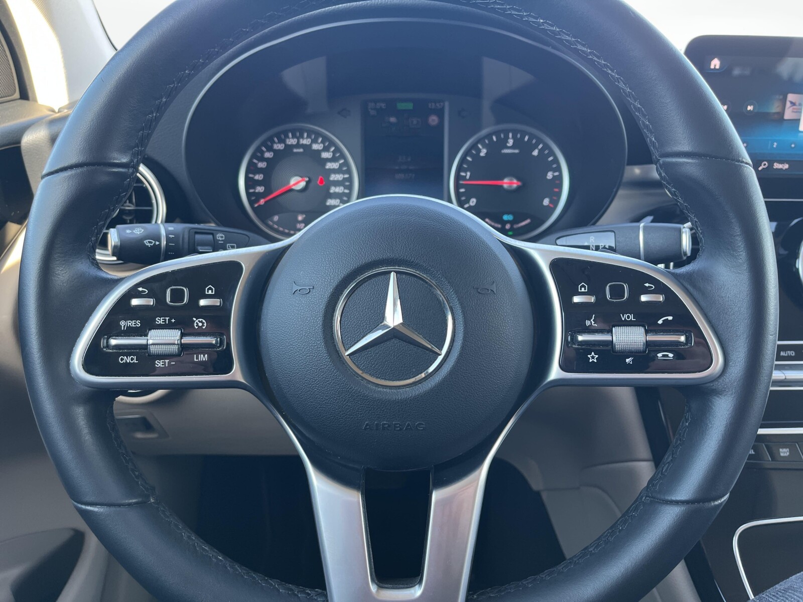 Mercedes-Benz GLC 300 - zdjęcie 23