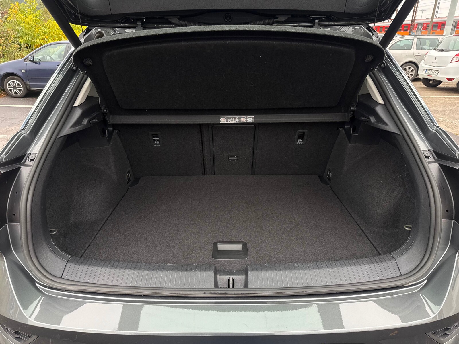 Volkswagen T-Roc - zdjęcie 36