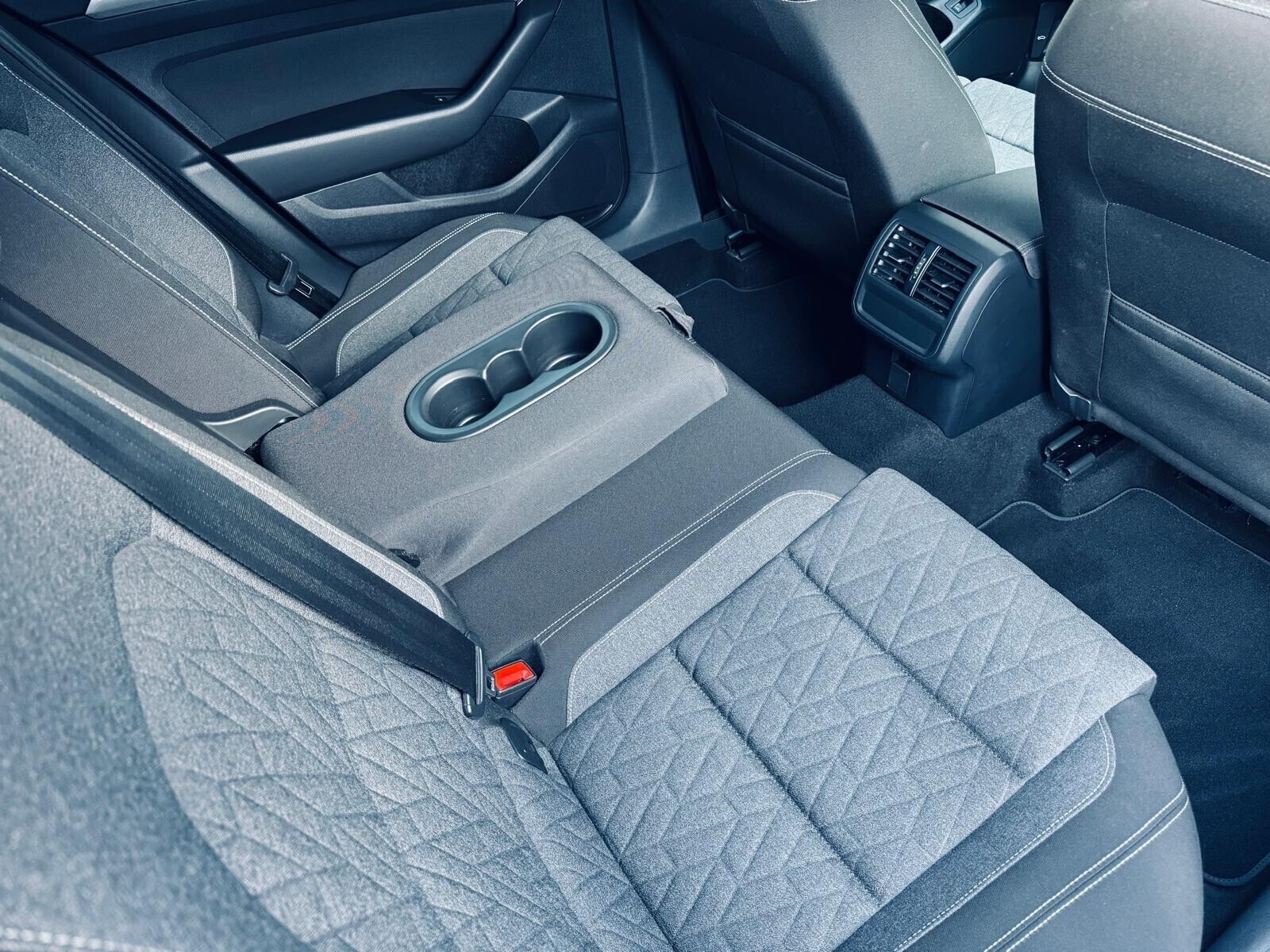 Volkswagen Passat - zdjęcie 15