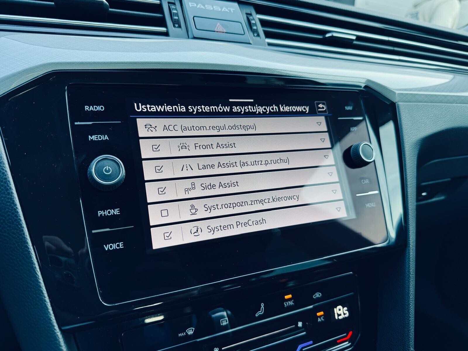 Volkswagen Passat - zdjęcie 24
