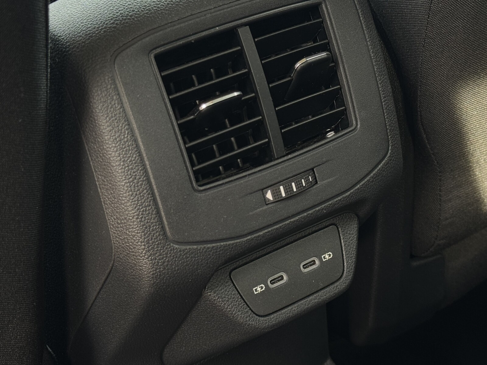Volkswagen T-Roc - zdjęcie 24