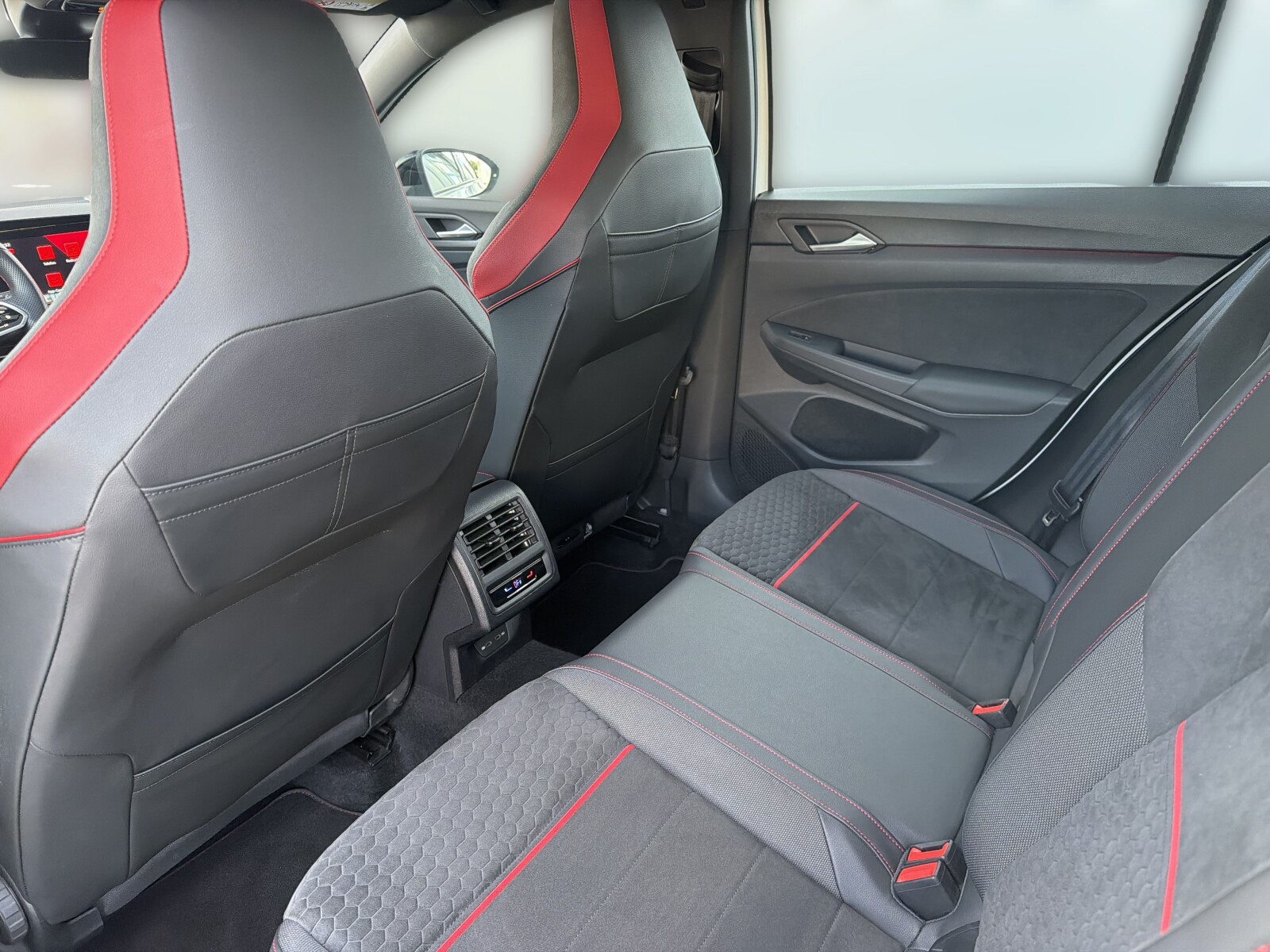 Volkswagen Golf - zdjęcie 12