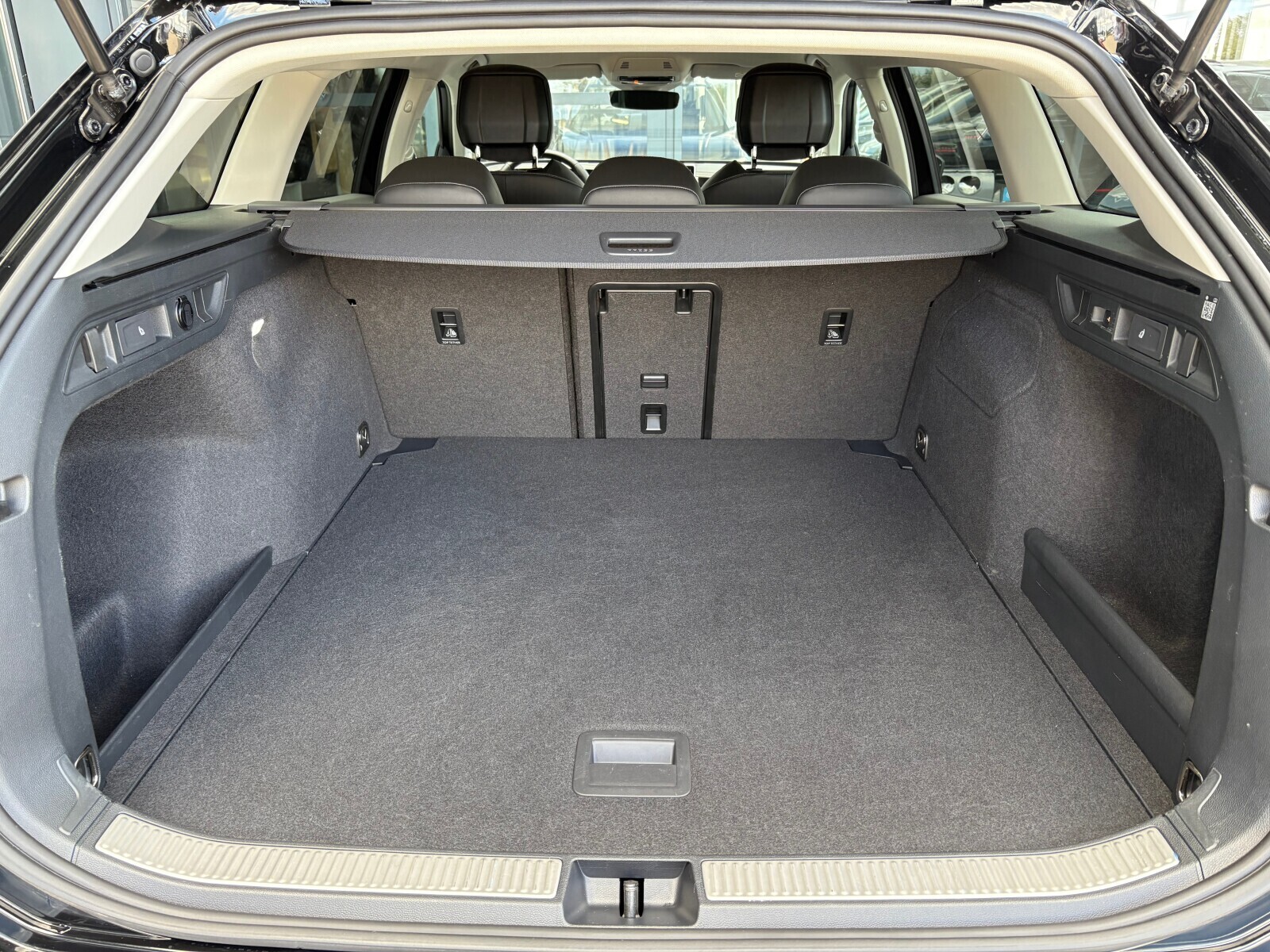 Volkswagen Passat Variant - zdjęcie 18