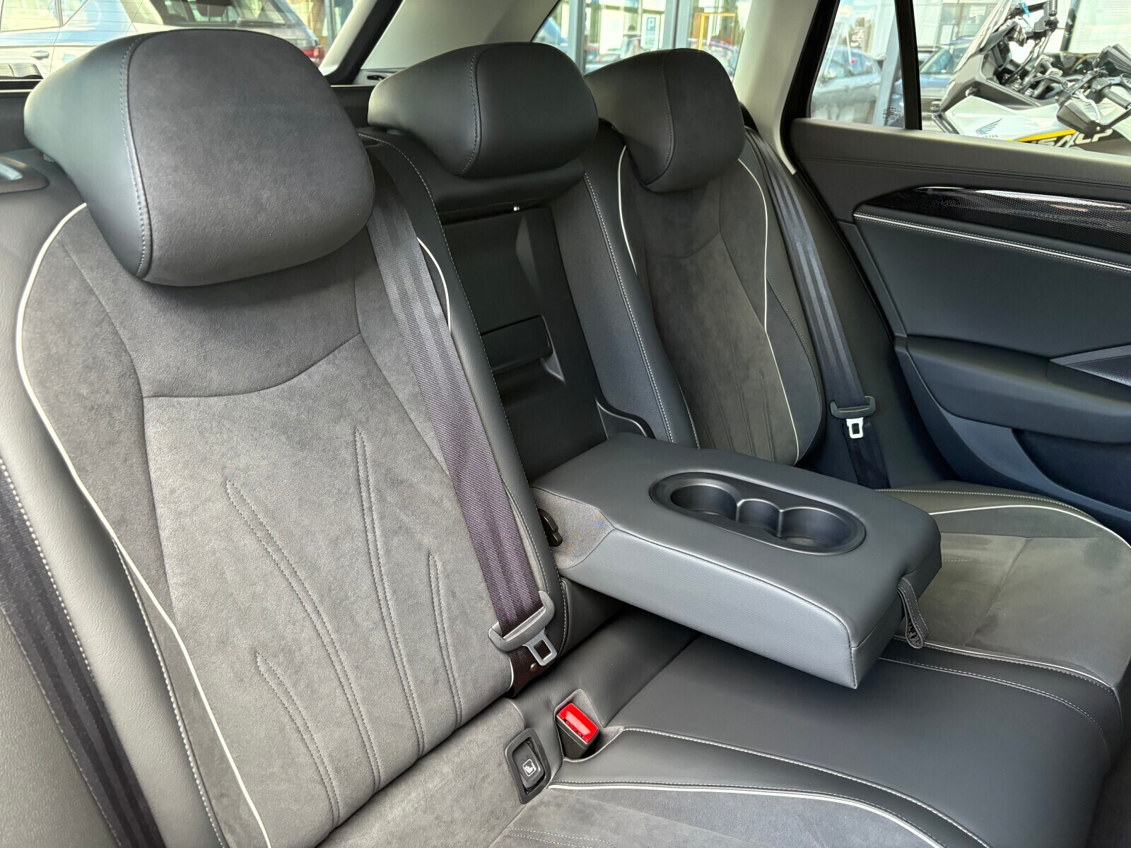 Volkswagen Passat Variant - zdjęcie 15