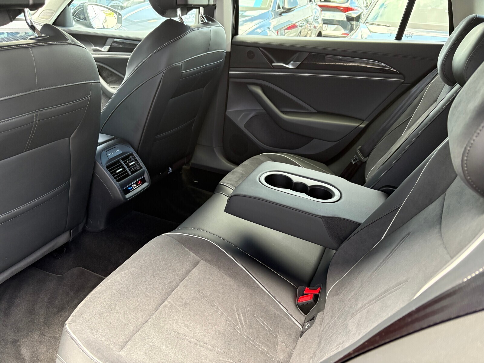Volkswagen Passat Variant - zdjęcie 14