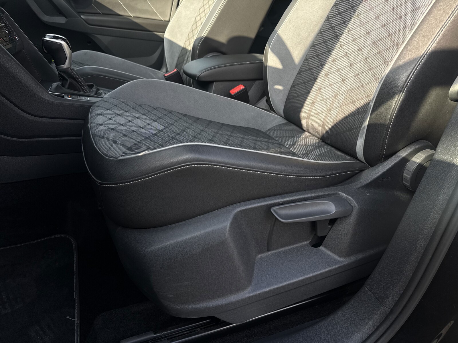 Volkswagen Tiguan - zdjęcie 12