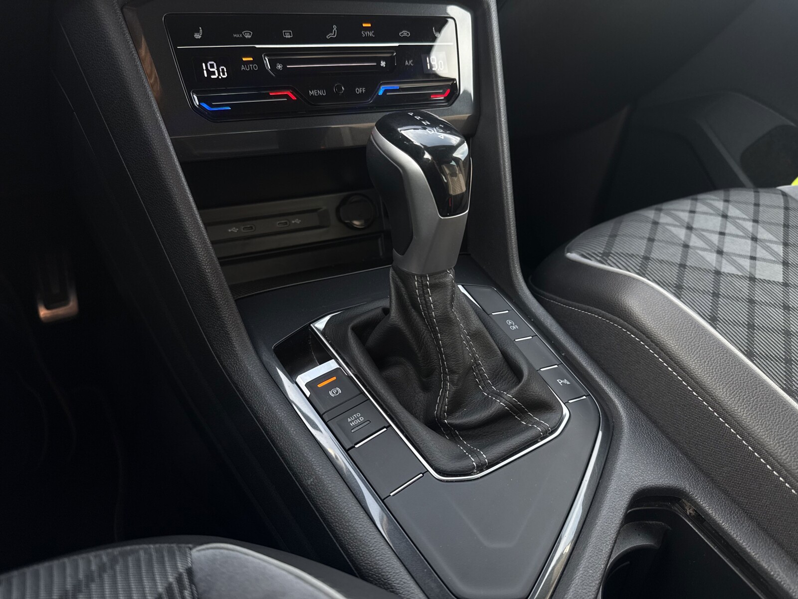 Volkswagen Tiguan - zdjęcie 15
