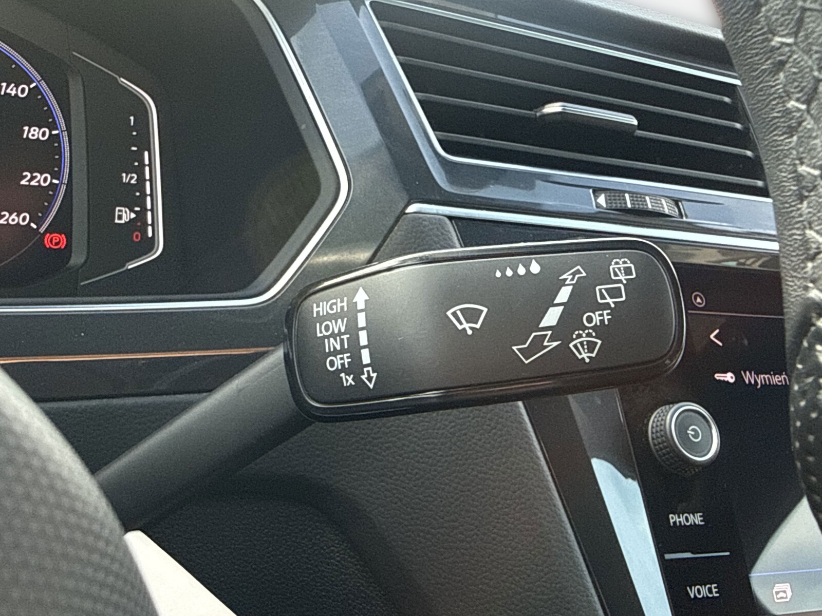 Volkswagen Tiguan - zdjęcie 22