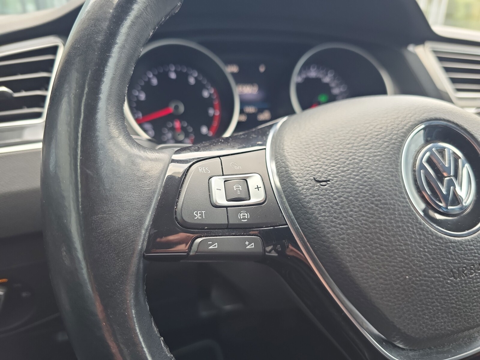 Volkswagen Tiguan - zdjęcie 13