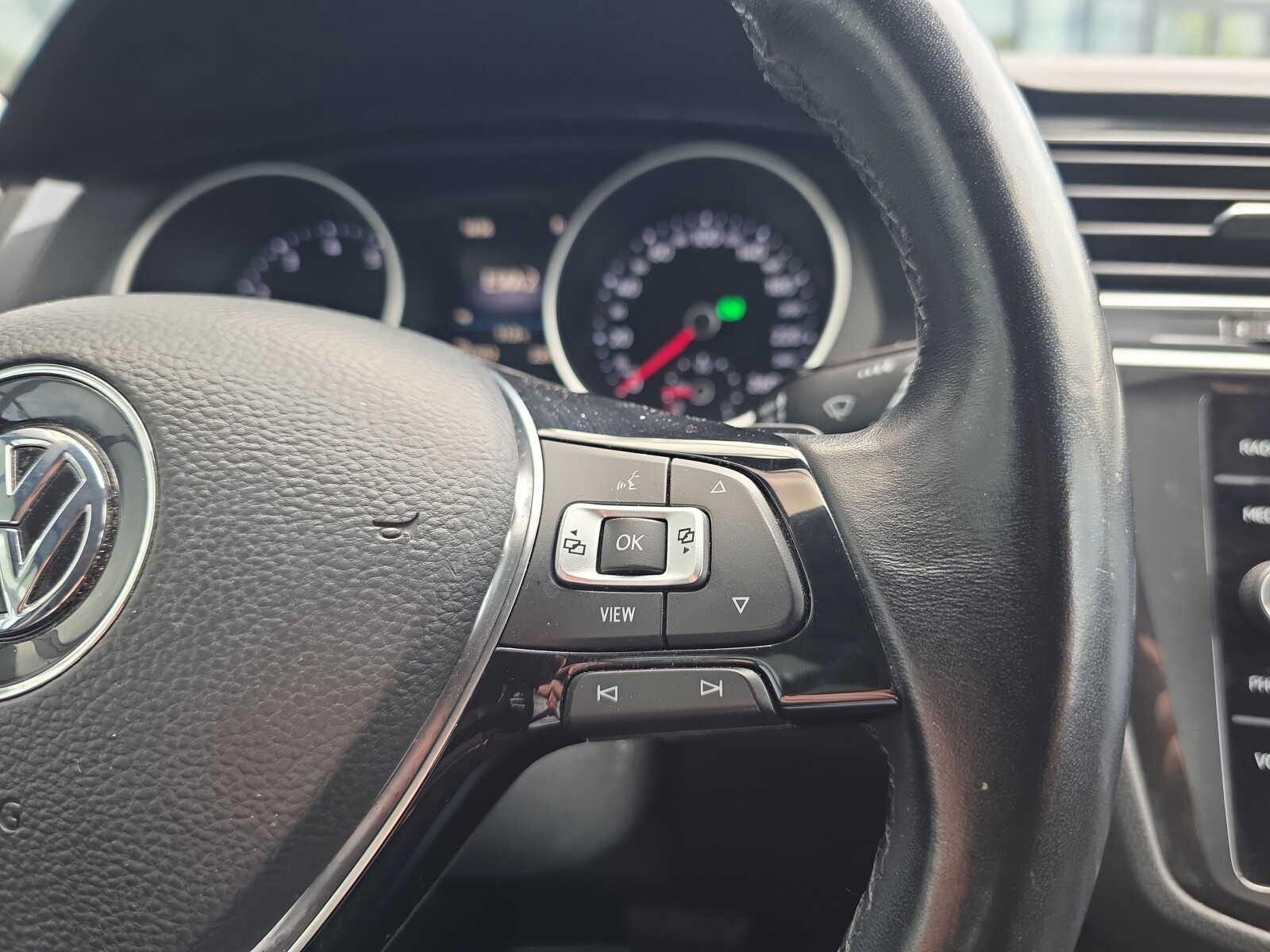 Volkswagen Tiguan - zdjęcie 14