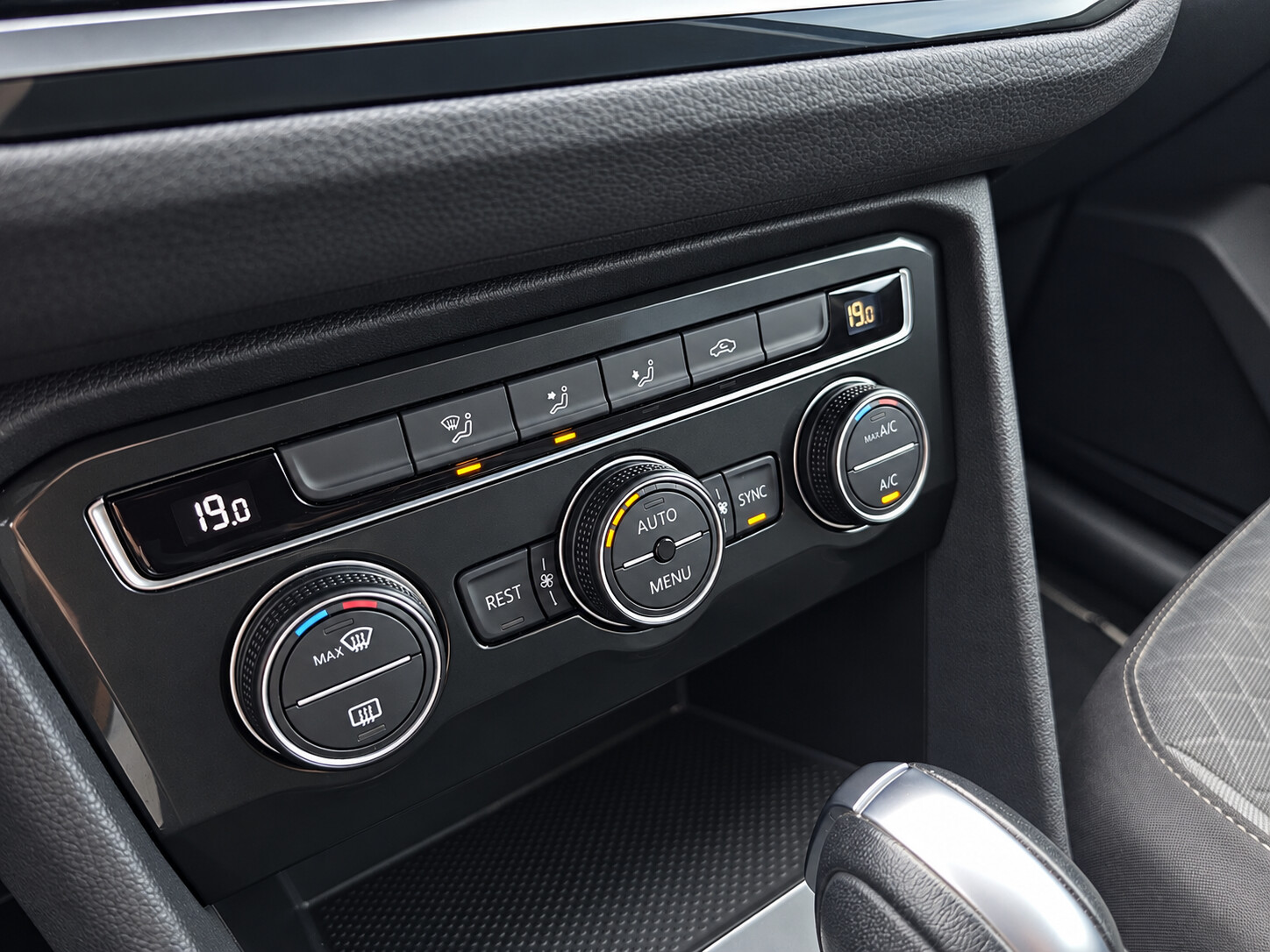 Volkswagen Tiguan - zdjęcie 11