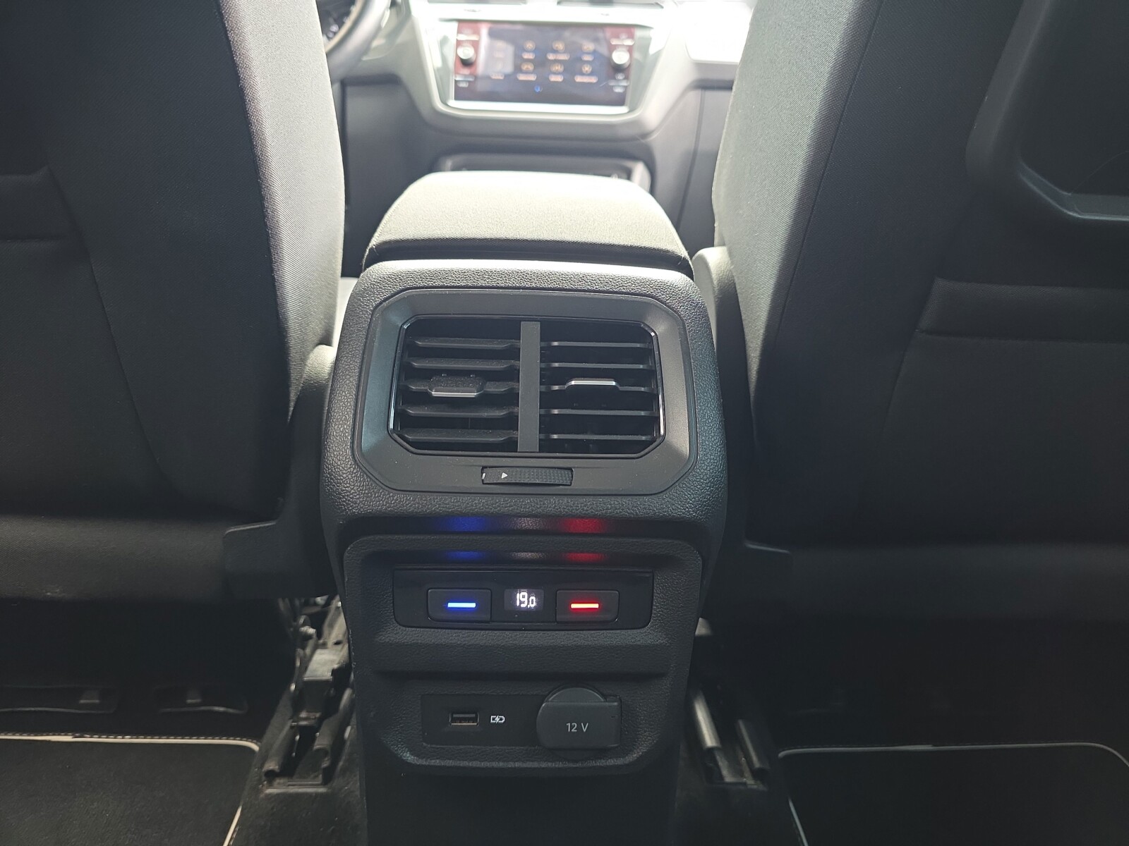 Volkswagen Tiguan - zdjęcie 25