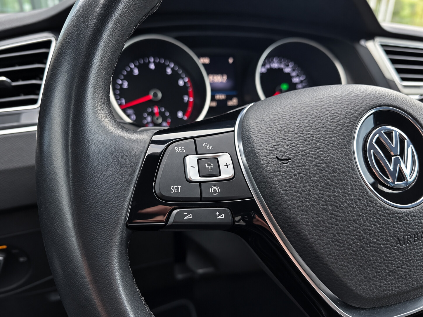 Volkswagen Tiguan - zdjęcie 24