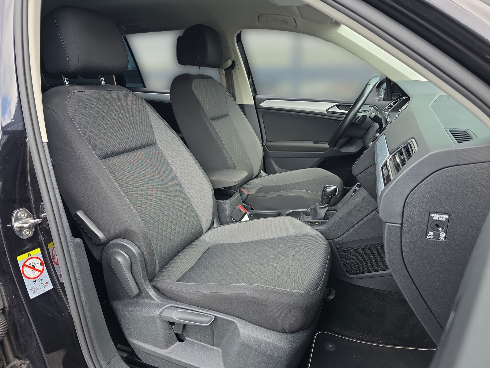 Volkswagen Tiguan - zdjęcie 23