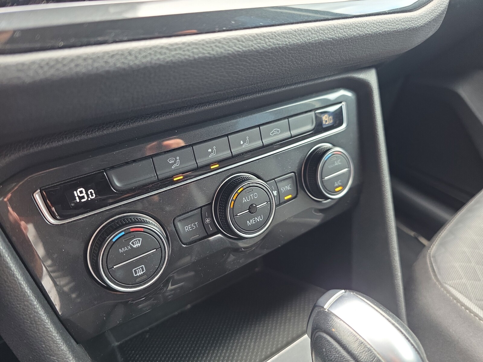 Volkswagen Tiguan - zdjęcie 21