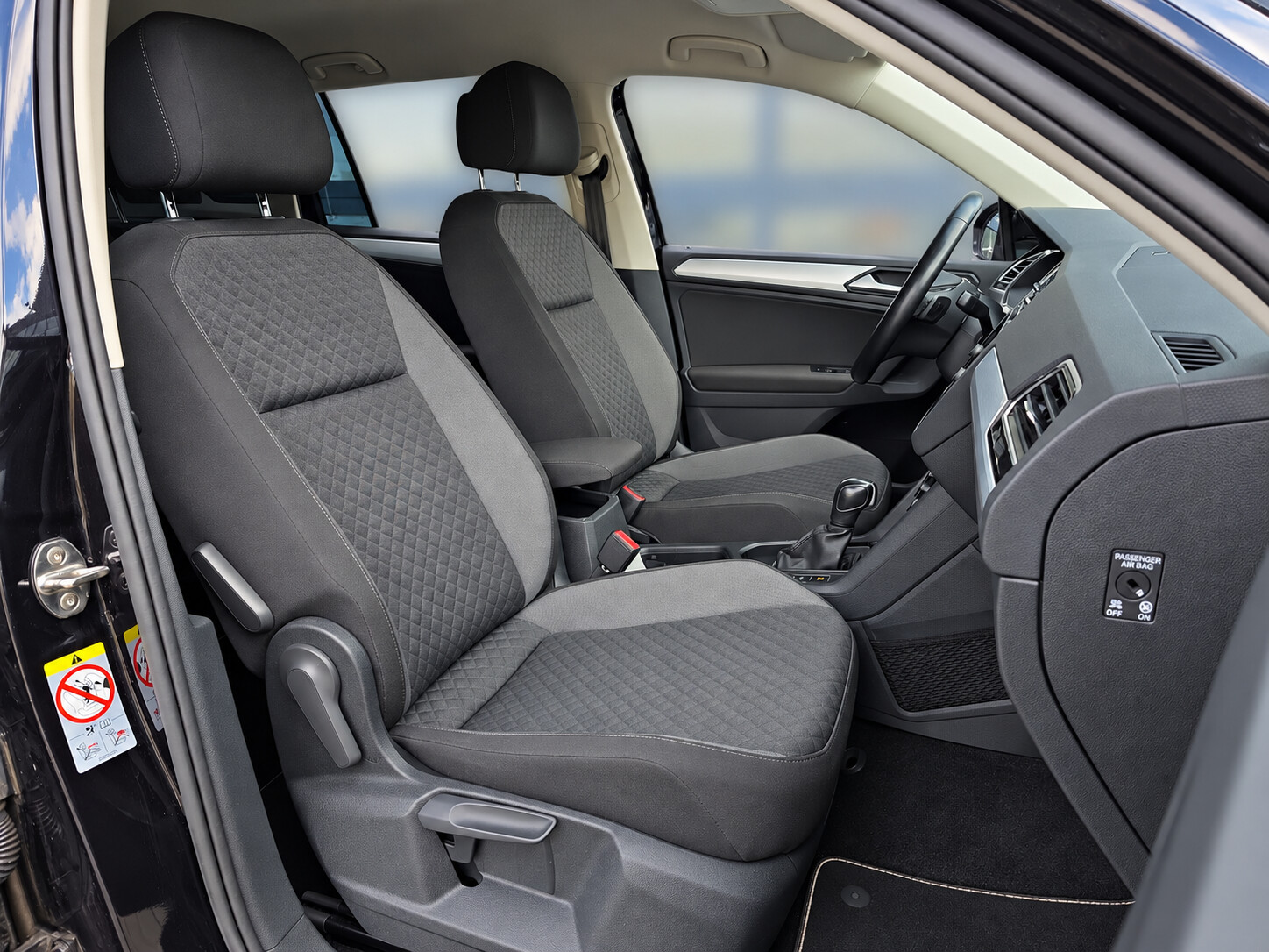 Volkswagen Tiguan - zdjęcie 16