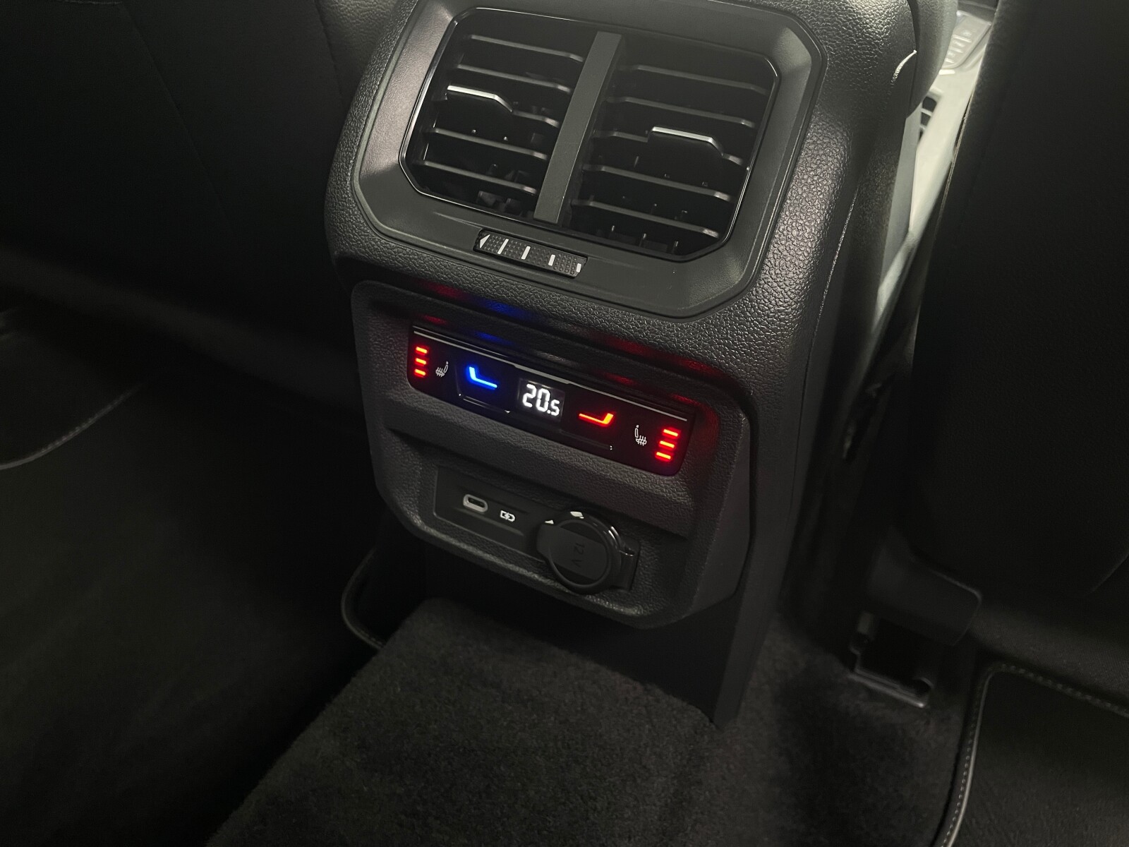 Volkswagen Tiguan - zdjęcie 17