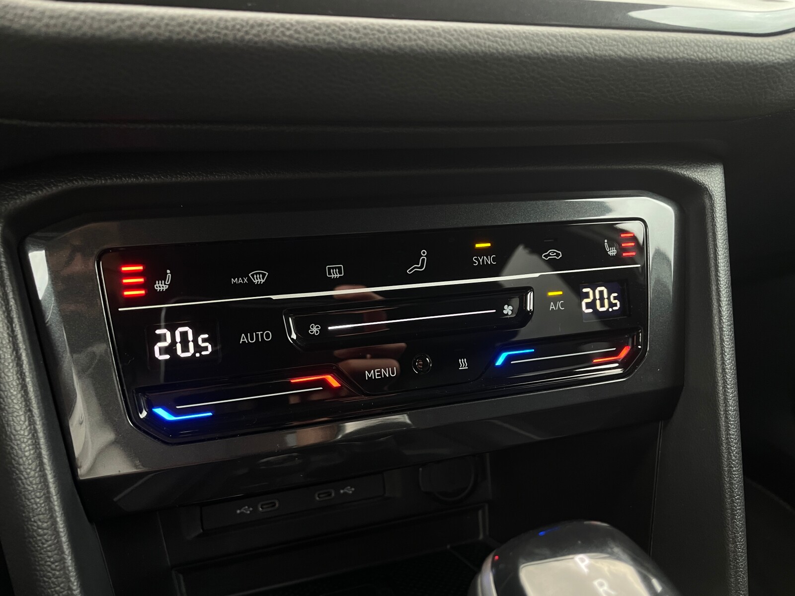 Volkswagen Tiguan - zdjęcie 35