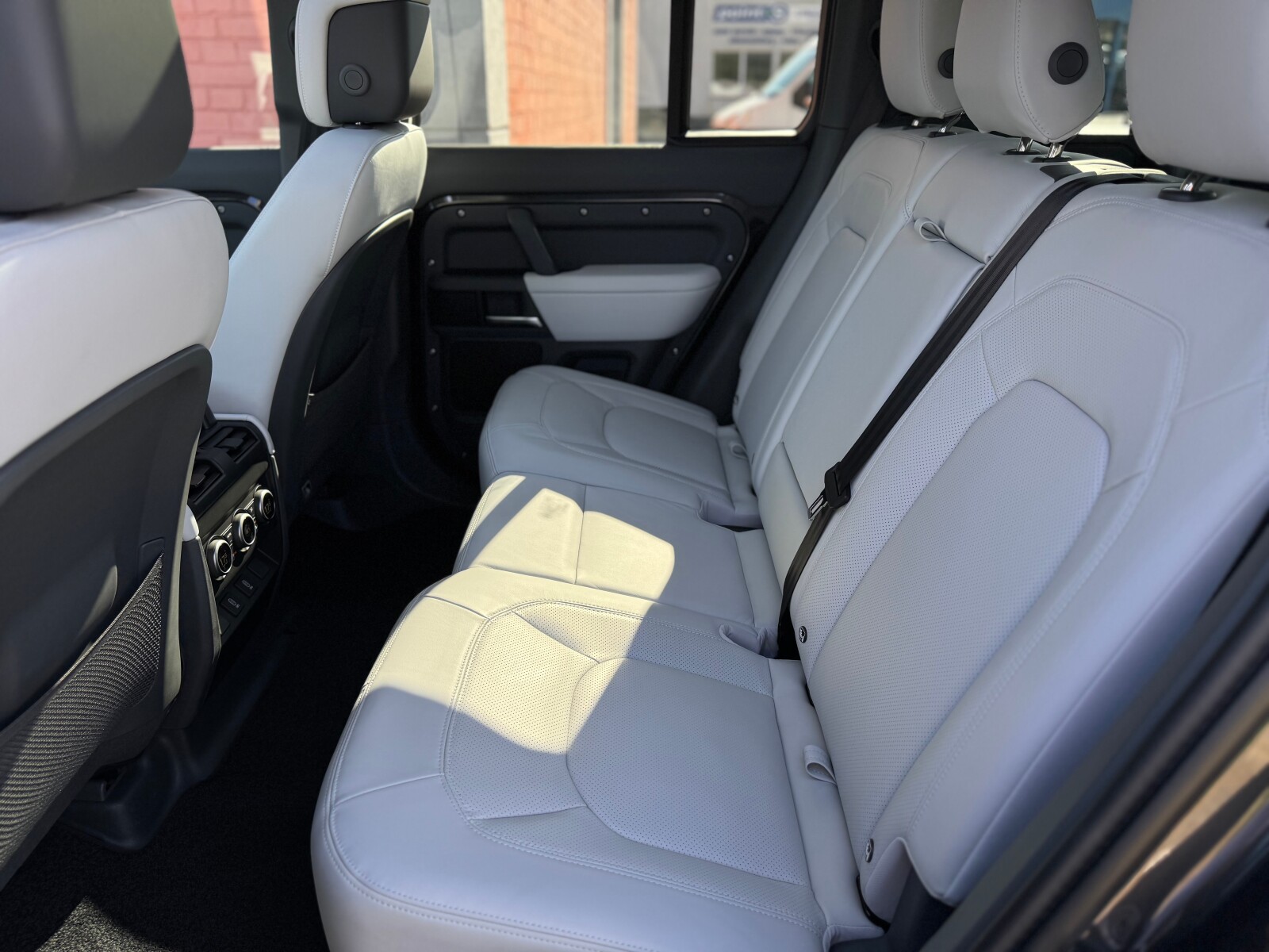 Land Rover Defender 110 - zdjęcie 28