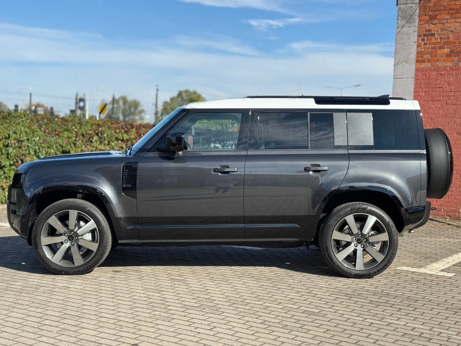 Land Rover Defender 110 - zdjęcie 2